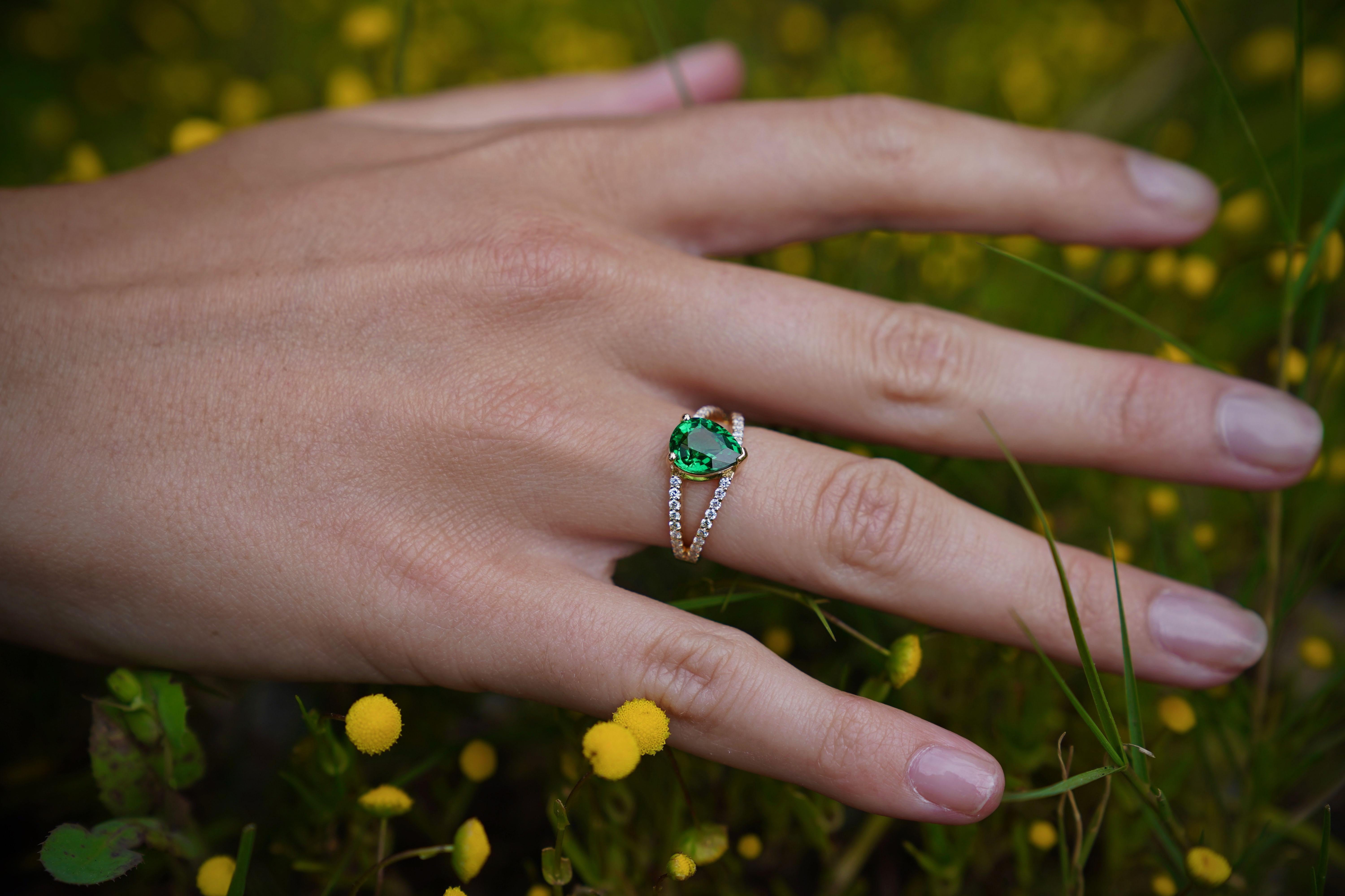 Anillo de oro amarillo de 18 quilates con tsavorita pera y diamantes de 1,57 quilates en venta 1