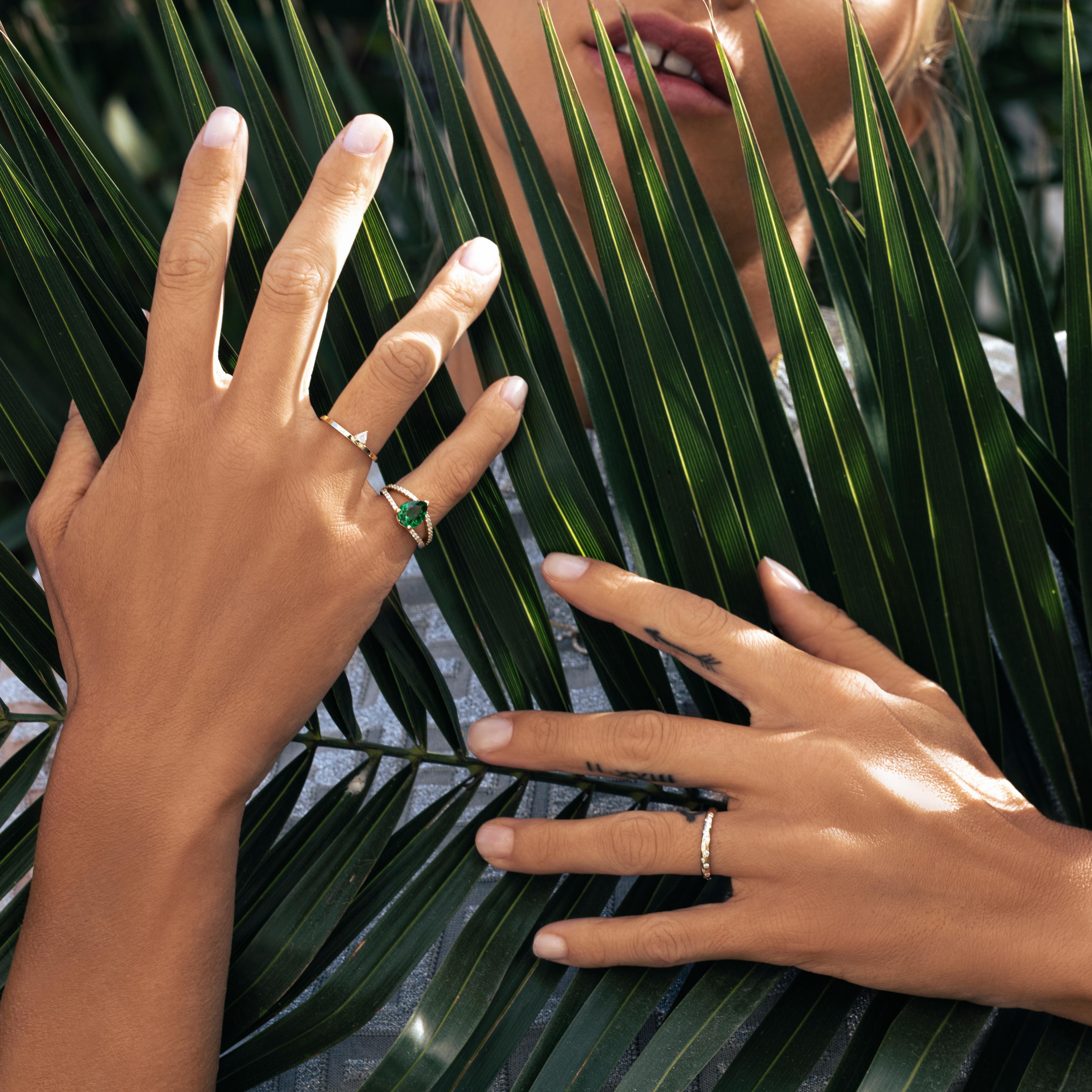 Anillo de oro amarillo de 18 quilates con tsavorita pera y diamantes de 1,57 quilates en venta 3