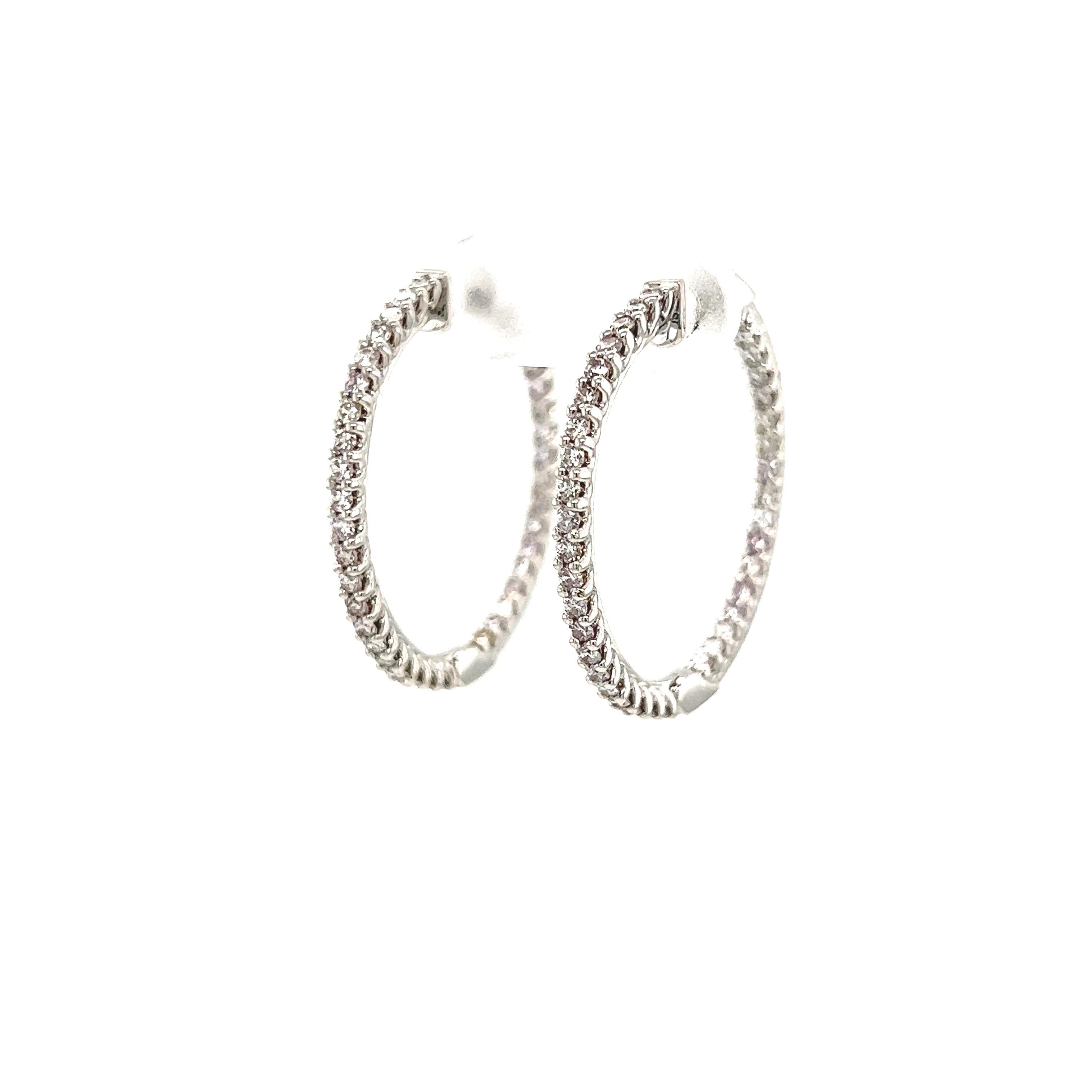 Classici orecchini a cerchio con diamante rotondo.
76 diamanti tondi brillanti, per un totale di 1,57 carati. Colore E/F e purezza SI. Oro bianco 14 carati incastonato a quattro punte, 7,43 grammi.
Su richiesta, una volta acquistato, verrà fornita