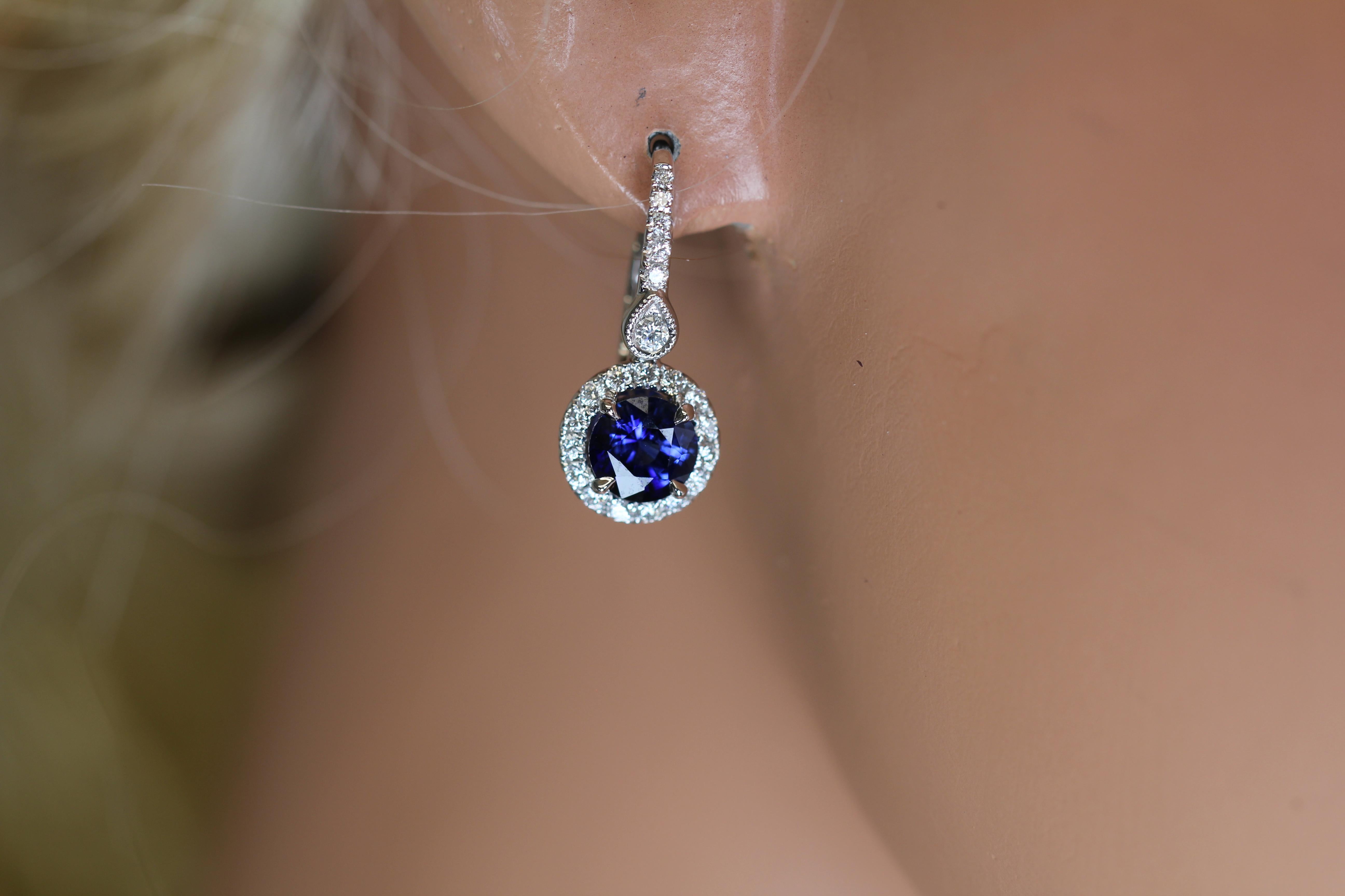 Contemporary 1.57 Carat Round Vivid Blue Sapphire and 0.50 Ct Diamond Earring in 14W ref1900 For Sale