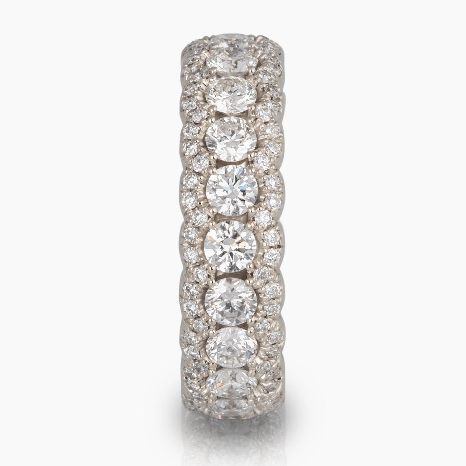 Modern 1.57 carats Diamond 14 Karat White Gold Scalloped Eternity Ring For Sale