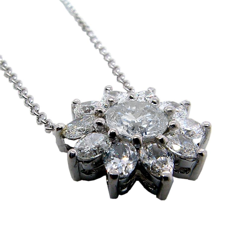 Questa bellissima collana in oro 14K dal design floreale è realizzata con una serie di 10 diamanti naturali a forma di pera con un peso totale di 1,57 carati incastonati che circondano un diamante tondo brillante di 1,06 carati. 
Peso totale del