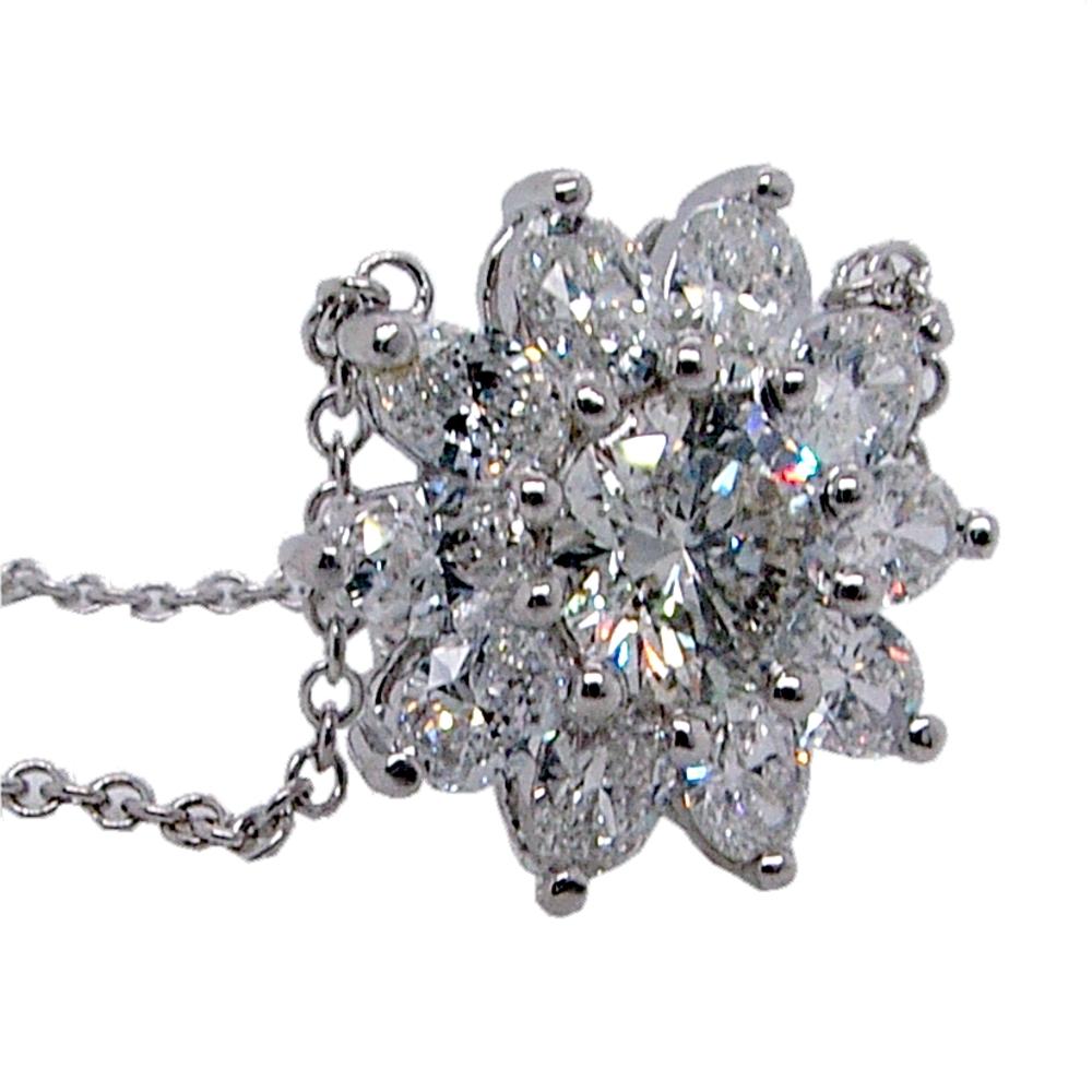 Contemporaneo Collana con design floreale in oro 14K da 1,57 carati con brillante rotondo centrale da 1,06 carati in vendita