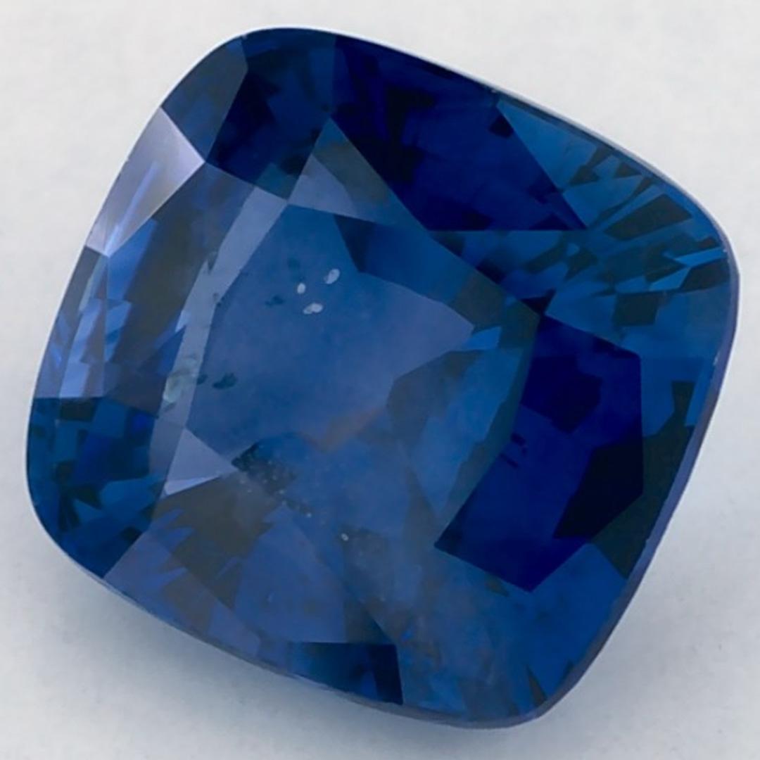 Dieser natürliche blaue Saphir bietet Eleganz und Raffinesse. Mit seiner satten Farbsättigung und seinem präzisen Schliff ist er das perfekte Herzstück für einen Verlobungsring oder ein luxuriöses Schmuckdesign.

Dieser Saphir stammt aus Sri Lanka