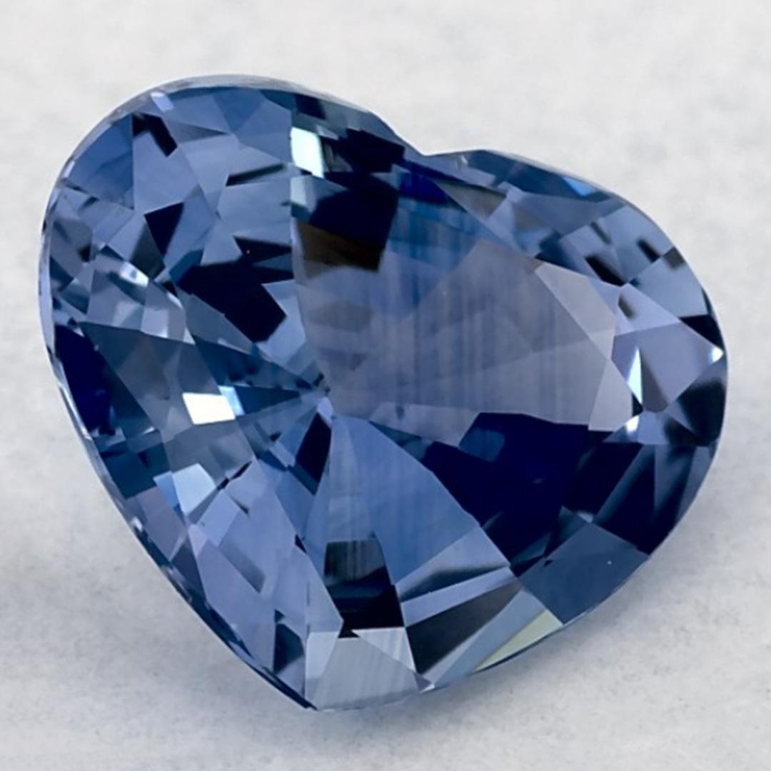 Ein sehr wertvoller September-Geburtsstein mit einer bezaubernden blauen Farbe. Man glaubt, dass sie dem Leben Glück und Reichtum bringen.

Entdecken Sie die lebendige Kollektion von Smaragden, Rubinen und Saphiren in unserem Geschäft, die als lose