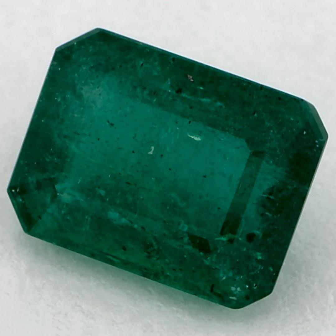D'un vert éclatant, la pierre de naissance du mois de mai symbolise le renouveau de la croissance printanière. 

Explorez la vibrante collection d'émeraudes, de rubis et de saphirs de notre magasin, disponibles sous forme de pierres précieuses en