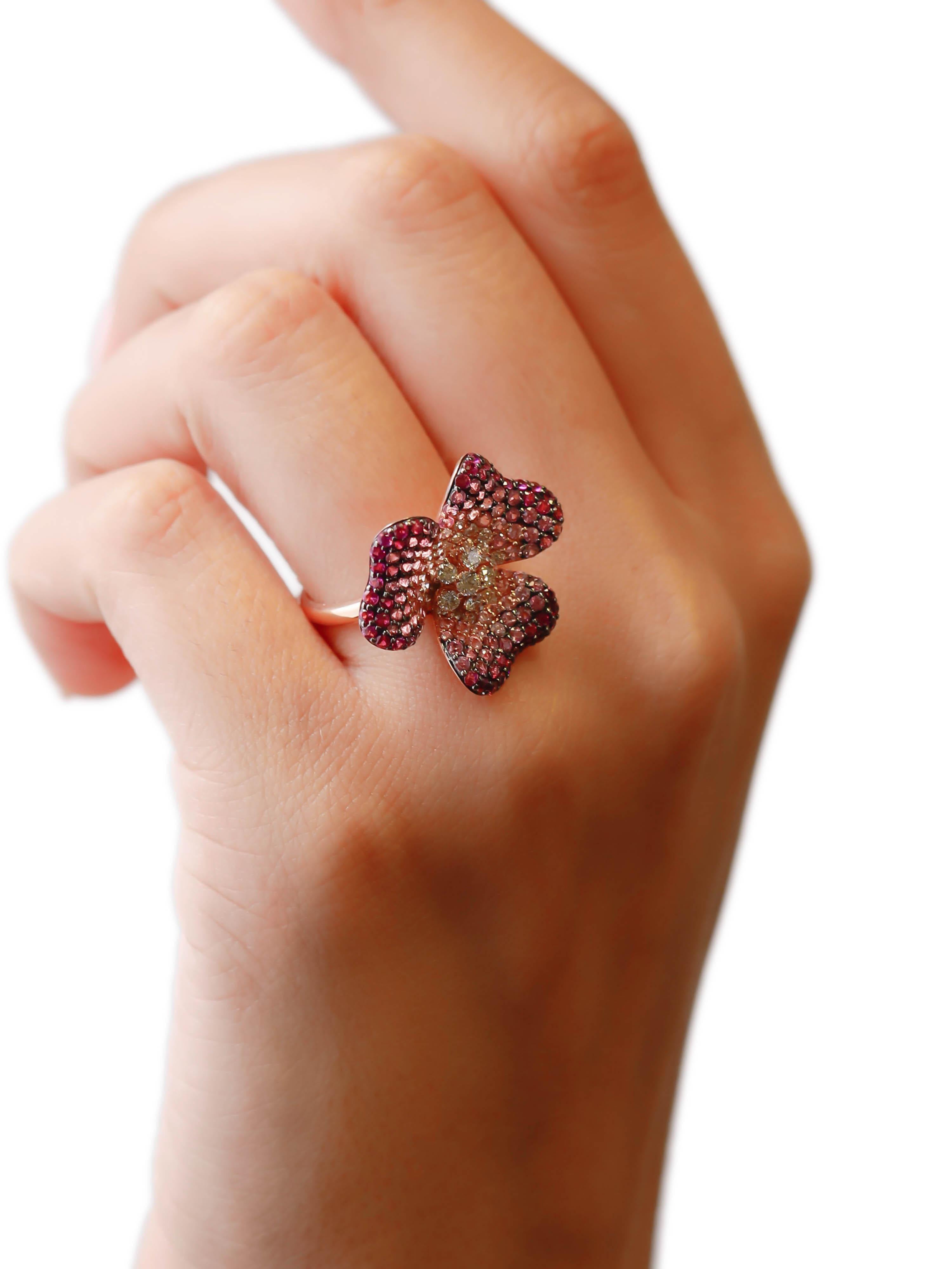 1.57 Ct Round Diamond Pink Sapphire Clove Flower 18K Rose Gold Cocktail Ring In New Condition For Sale In New York, NY
