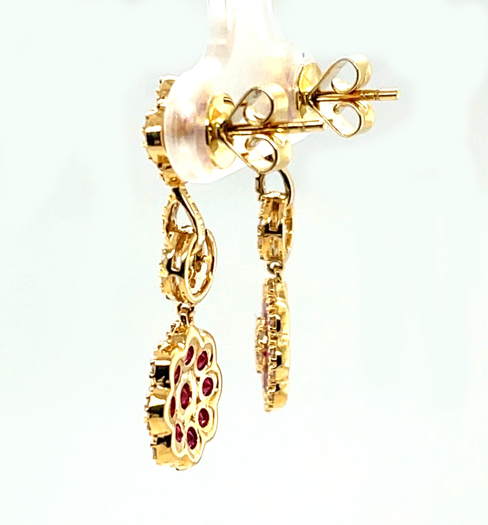 Ohrhänger mit Rubin und Diamant-Blumen aus 18 Karat Gelbgold  im Zustand „Neu“ im Angebot in Los Angeles, CA