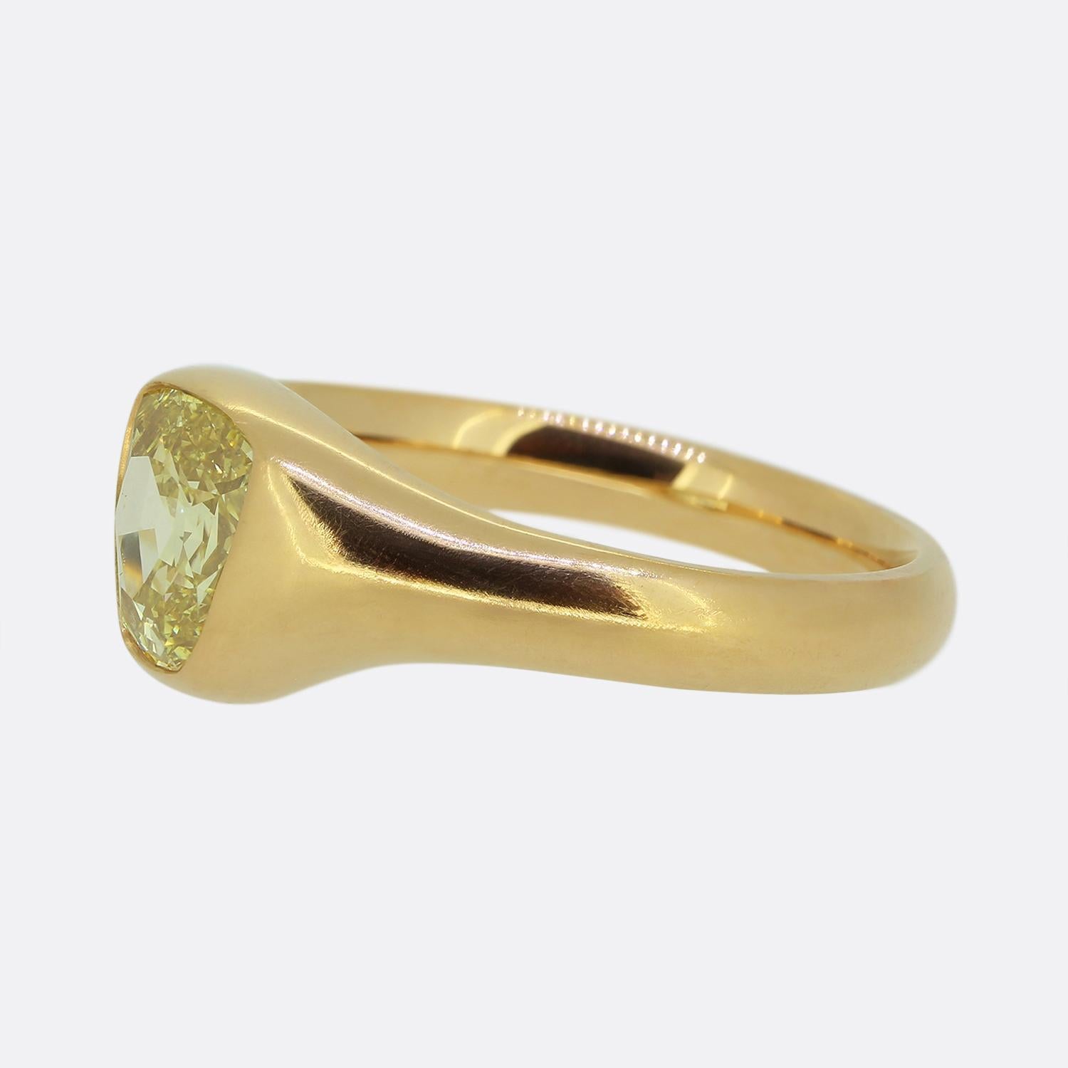 Nous avons ici une bague en diamant à pierre unique à couper le souffle. Cette pièce intemporelle a été fabriquée en or rose 22ct et comporte un diamant trapézoïdal de 1,57 carat de couleur jaune vif au centre de la face. Cette pierre