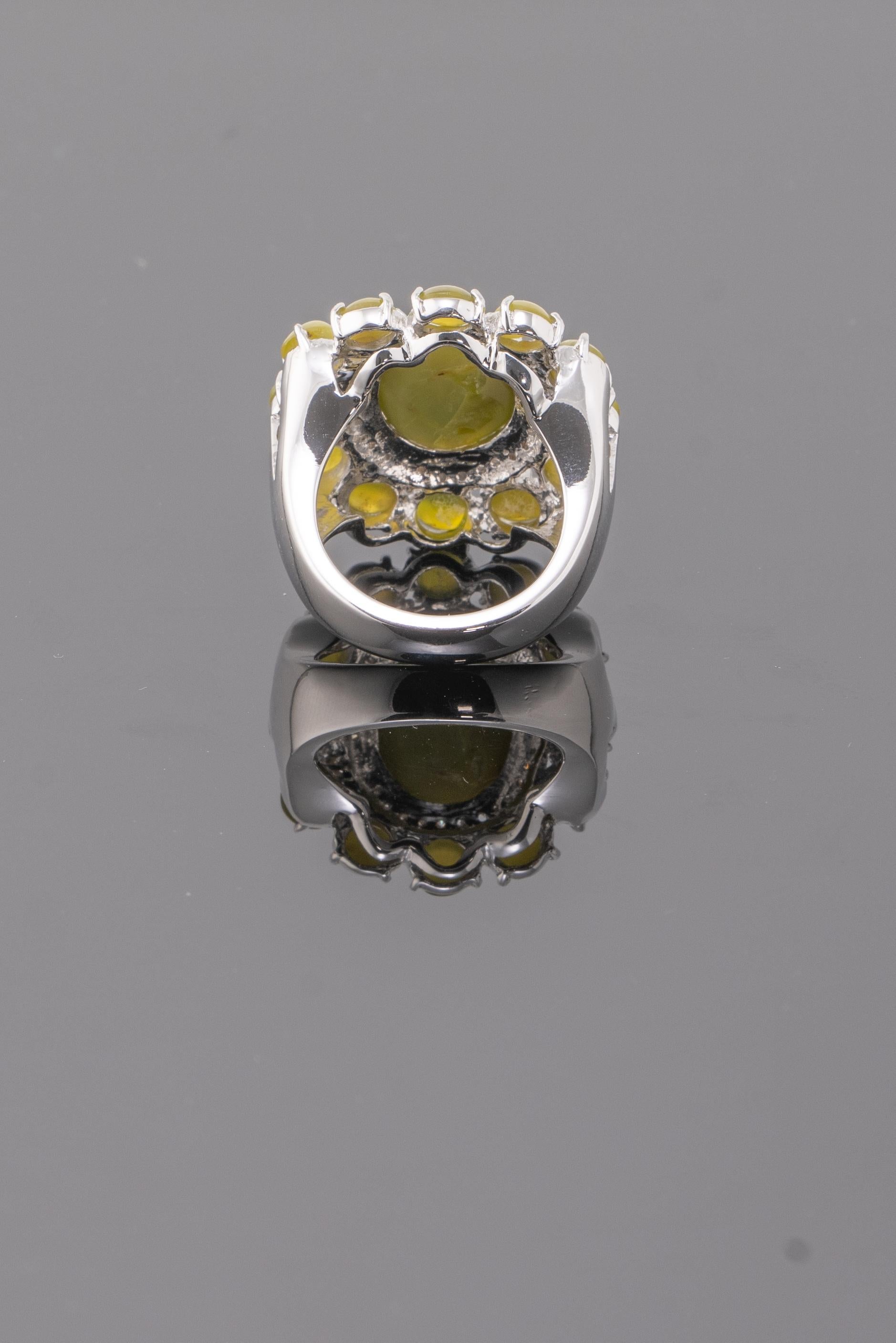 Oval Cut 15.70 Carat Chrysoberyl Cats-Eye and Diamond 18k Gold Cocktail Ring For Sale