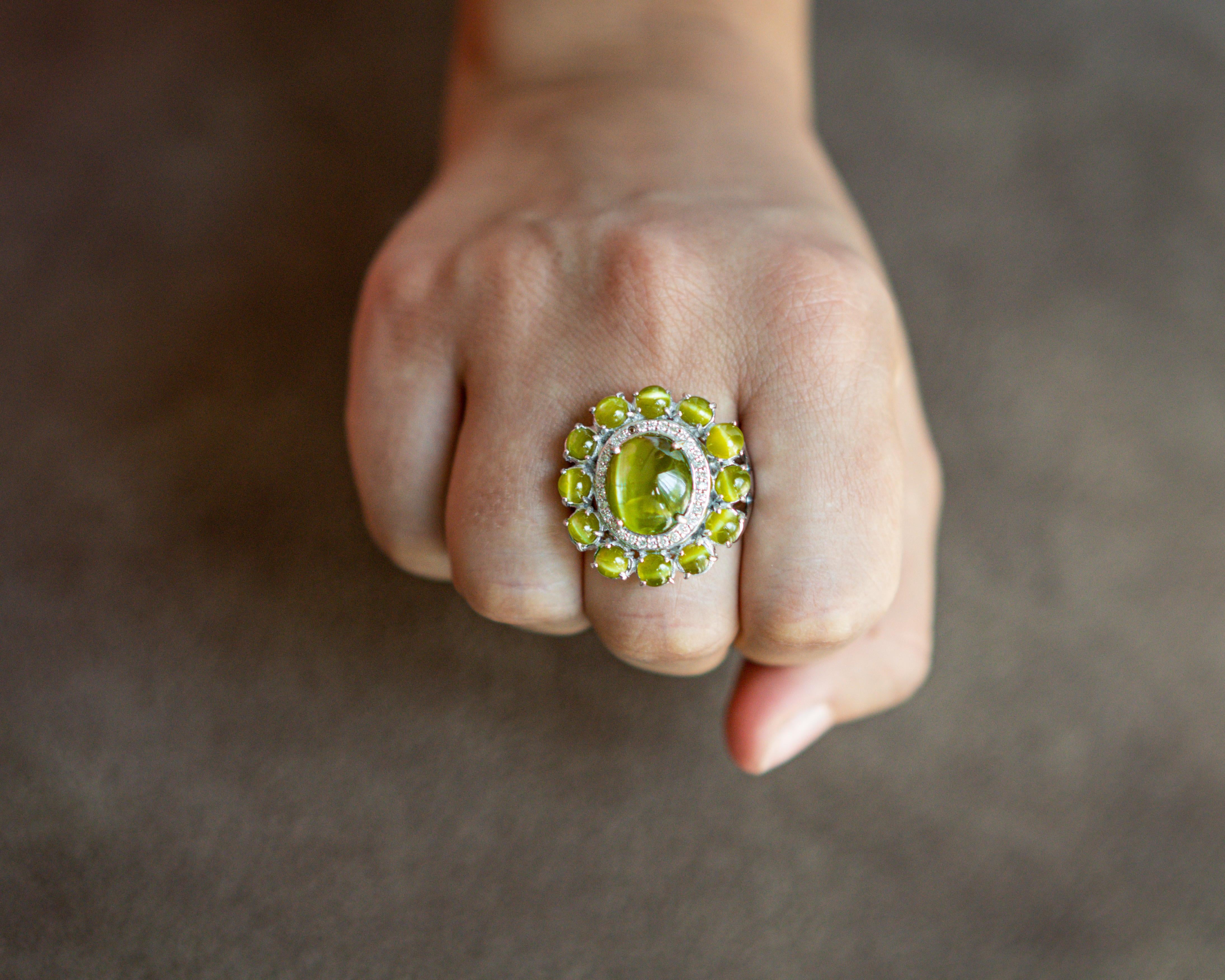 15.70 Carat Chrysoberyl Cats-Eye and Diamond 18k Gold Cocktail Ring In New Condition For Sale In Bangkok, Thailand