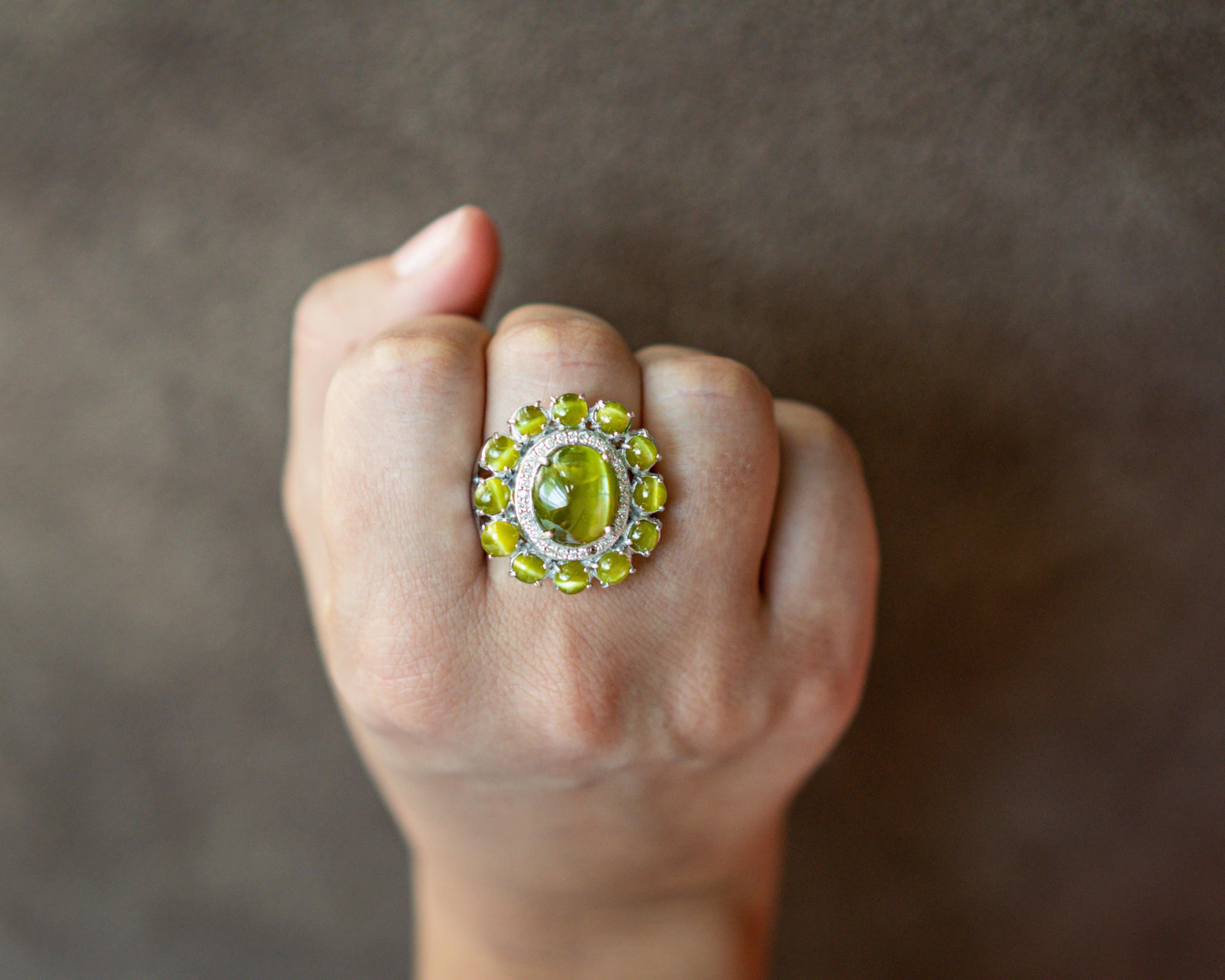 Bague cocktail en or 18 carats, chrysobéryl yeux de chat 15,70 carats et diamants Neuf - En vente à Bangkok, Thailand