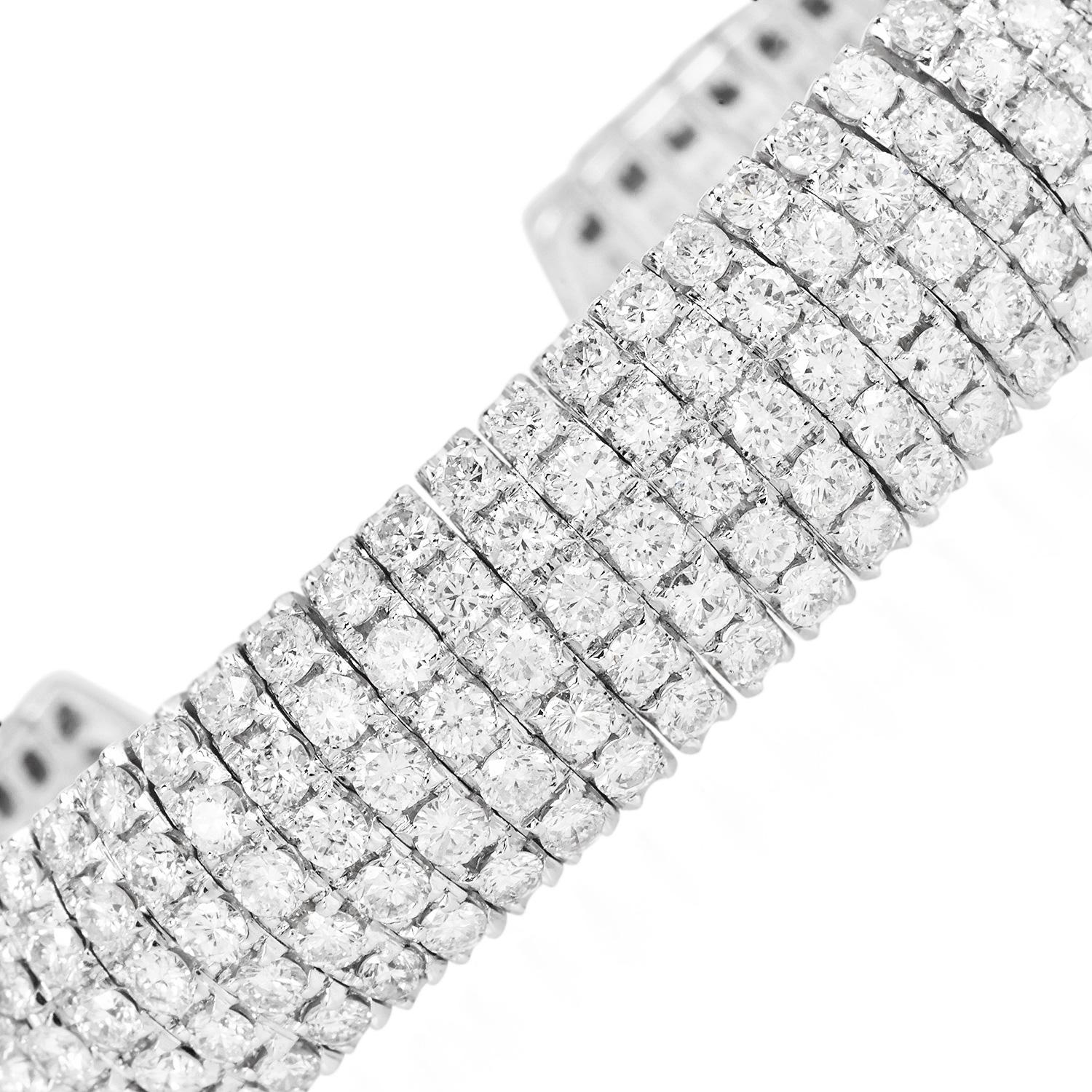 Ce bracelet manchette exquis en or blanc 18 carats est une luxueuse symphonie de 15,72 carats de diamants sertis avec précision sur cinq rangées.

Cette manchette ouverte est un modèle de glamour classique avec une touche contemporaine, créant une