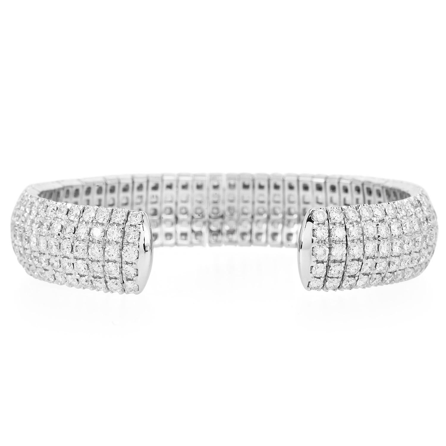  15.72 carat Diamond 18K Gold Wide Five Row Cuff Statement Bracelet Excellent état - En vente à Miami, FL