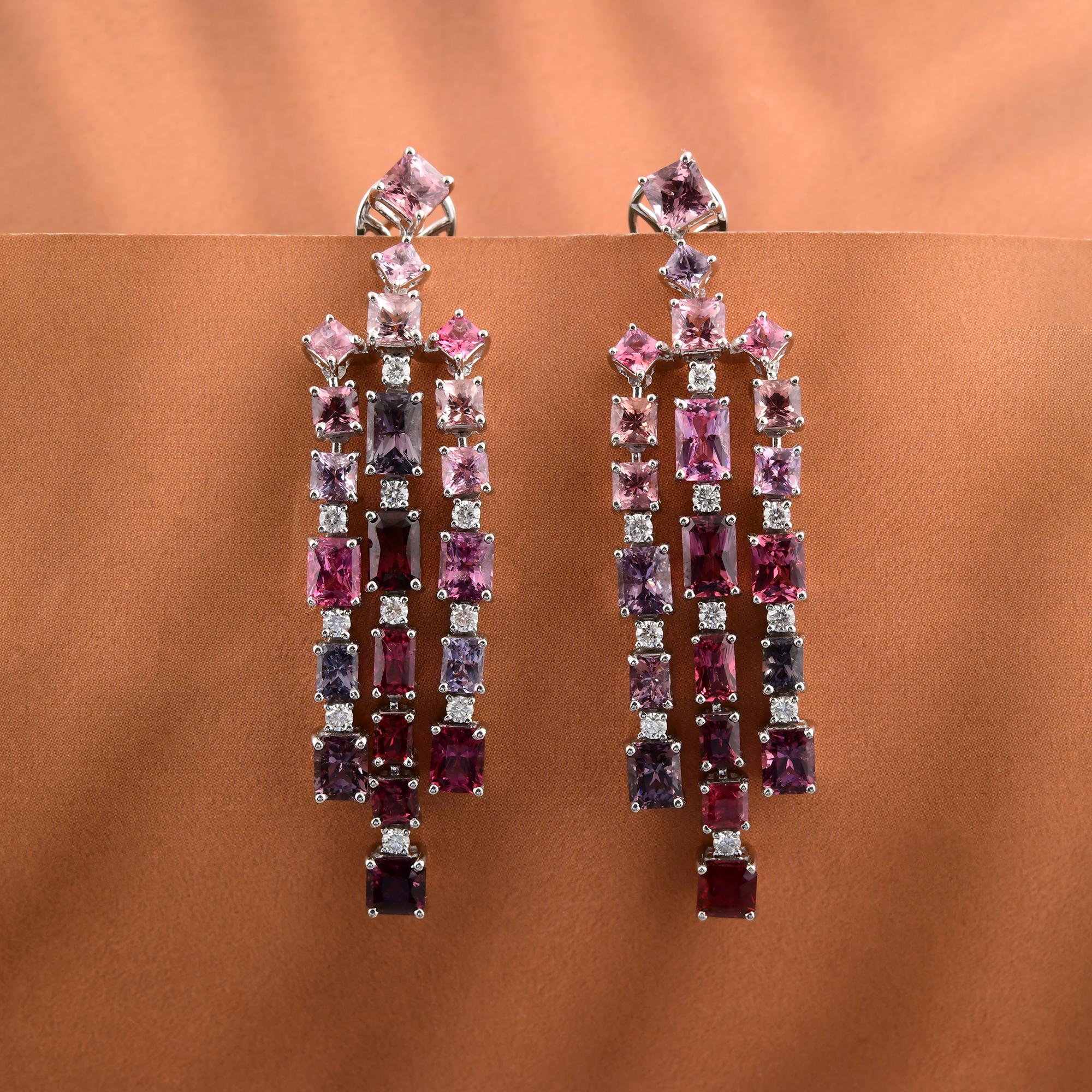 Fusi in oro a 14 carati, questi squisiti orecchini sono impreziositi da 15,72 carati di gemme spinali multiple e 0,69 carati di diamanti scintillanti.

Segui la vetrina di Spectrum Jewels per vedere le ultime collezioni e i pezzi esclusivi. Spectrum