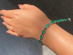 Bracciale con smeraldo ovale da 15,72 carati e zaffiro da 3,17 carati in oro bianco 18 carati