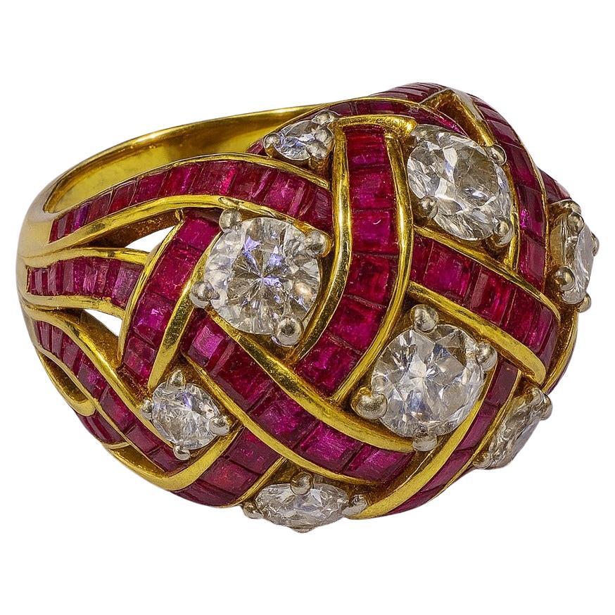 Tiffany & Co. Anello da cocktail in platino e oro giallo 18 carati con diamanti e rubini Schlumberger

Una straordinaria creazione di Tiffany & Co. disegnata dal leggendario Jean Schlumberger.
Questo straordinario anello da cocktail presenta circa