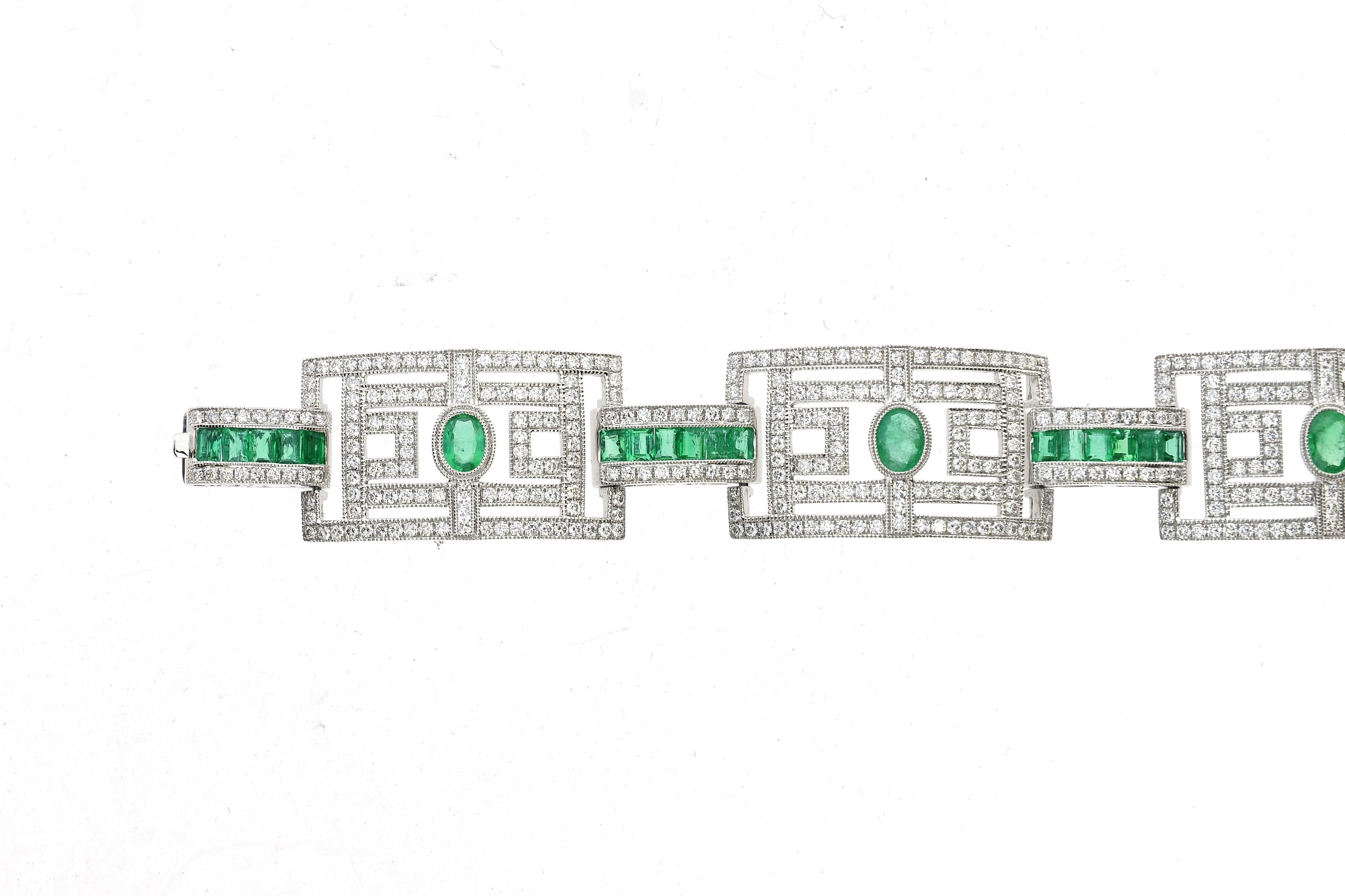 Contemporary 15.75 Carat Fashion Emerald and Diamond Bracelet