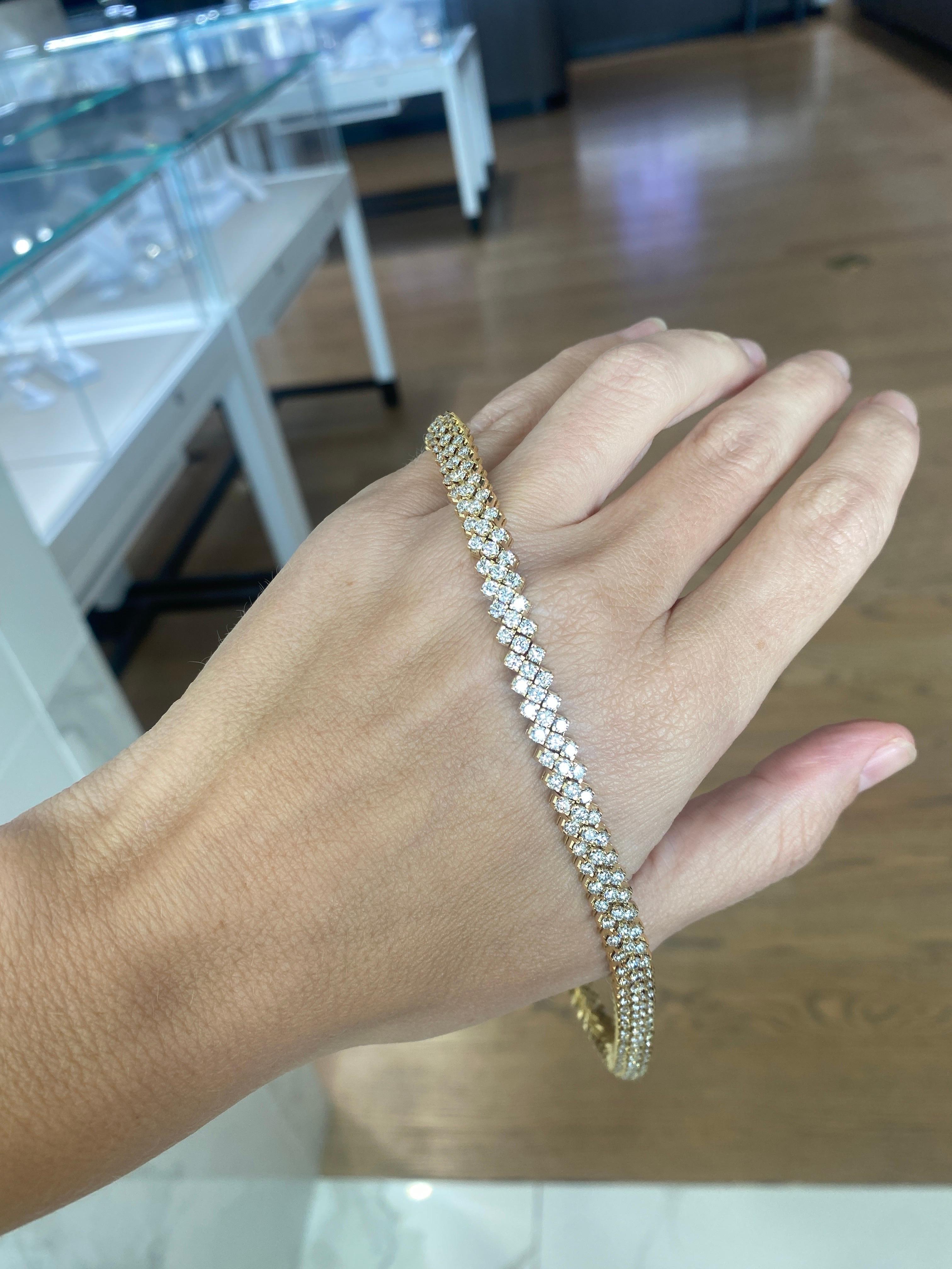 Dieses exquisite Collier besticht durch 15,75 Karat Gesamtgewicht an natürlichen runden Diamanten in einer dreireihigen Korbfassung. Er ist aus luxuriösem 18-karätigem Gelbgold gefertigt und mit einer Länge von 14 Zoll ein perfektes Accessoire für