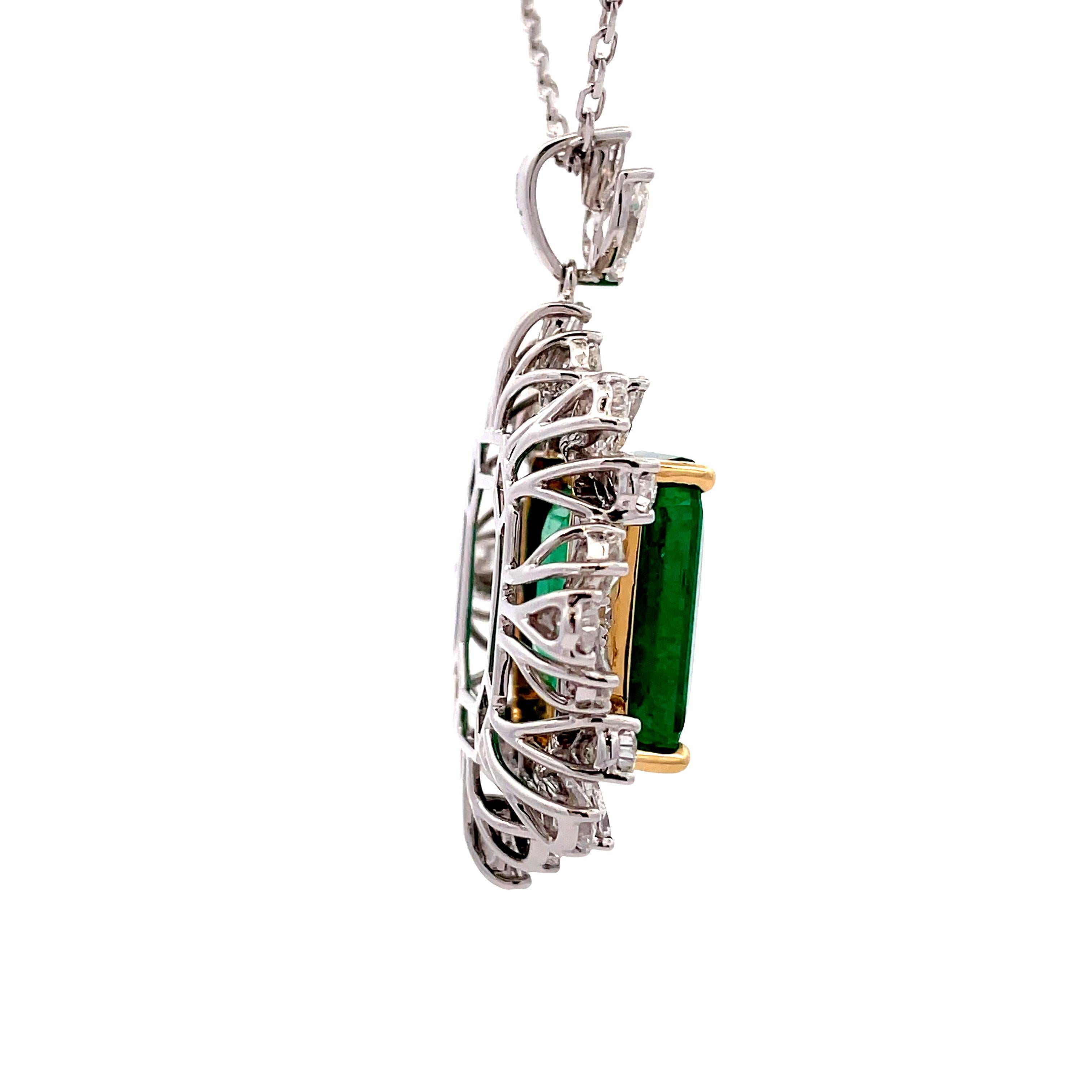 Halskette mit 15,76 Karat Smaragd achteckig mit gemischtem weißem Diamanten in Mischform im Zustand „Neu“ im Angebot in New York, NY