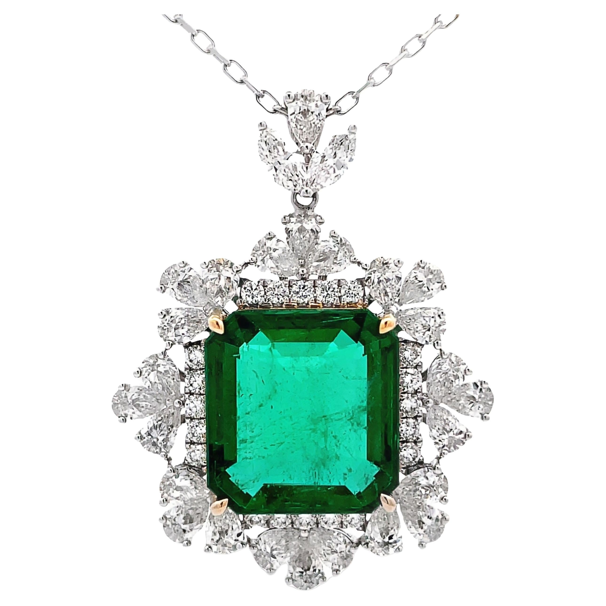 15.76 CT Emerald octagon with Mix shape white diamond Necklace For Sale