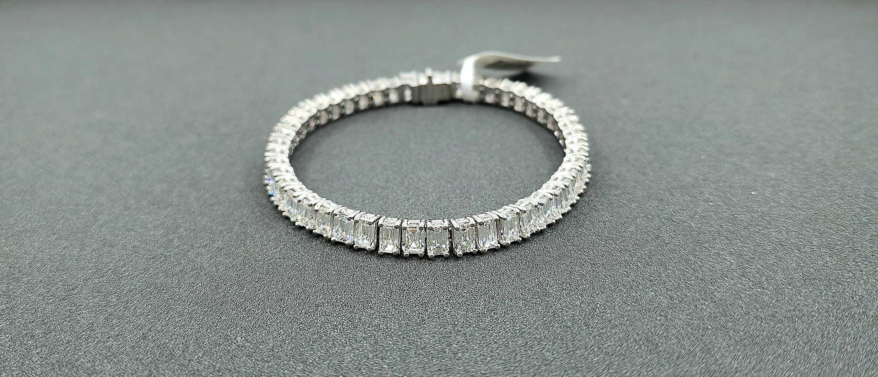 Dieses prächtige Armband ist ein echter Hingucker. Das Armband ist mit 48 Diamanten bestückt, die eine Farbe von E/F und eine Reinheit von VS aufweisen. Ein wunderschönes Stück für die Sammlung eines jeden Juweliers.