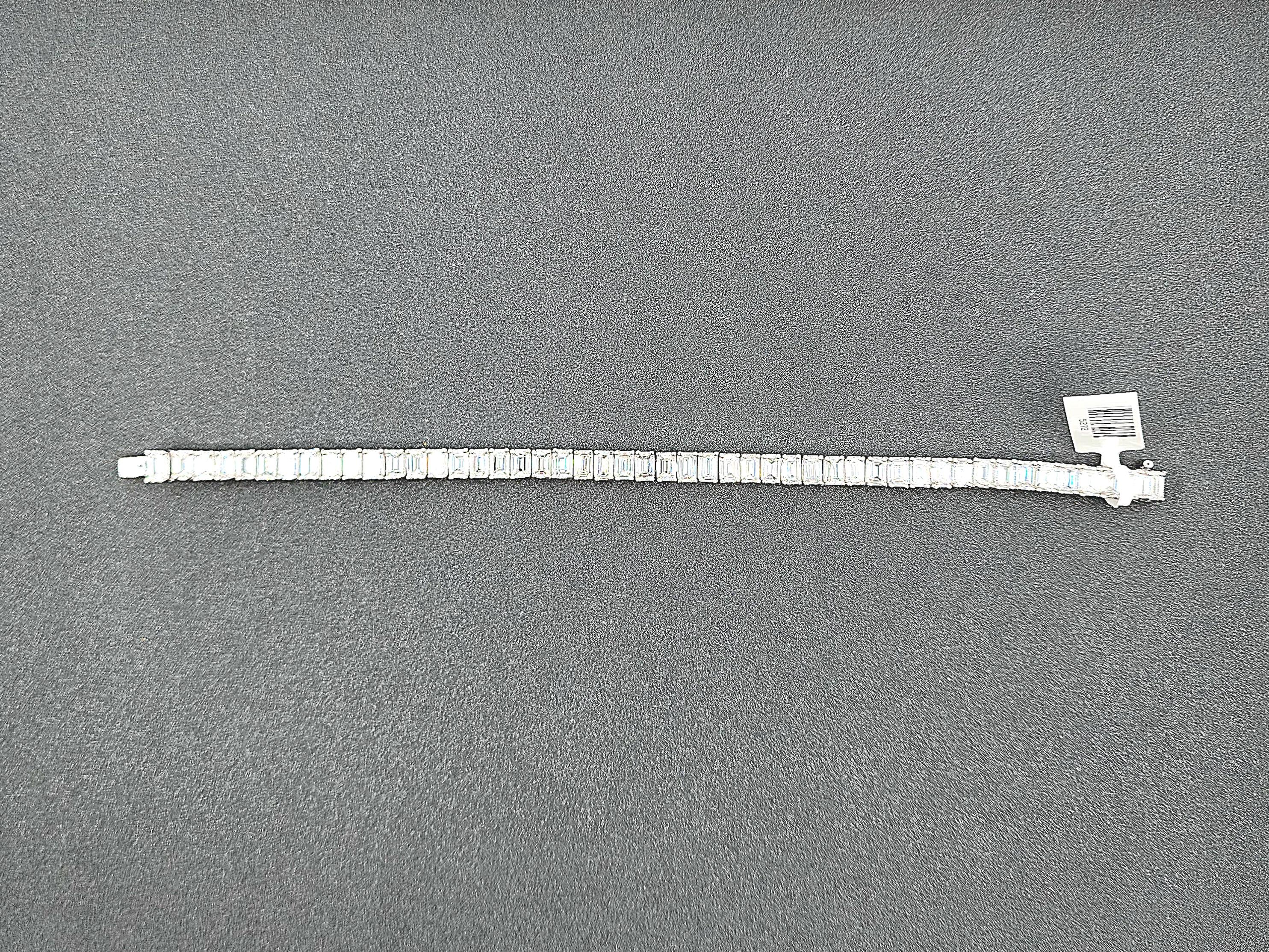 15.77 Karat Diamant-Tennisarmband mit Smaragdschliff für Damen oder Herren im Angebot