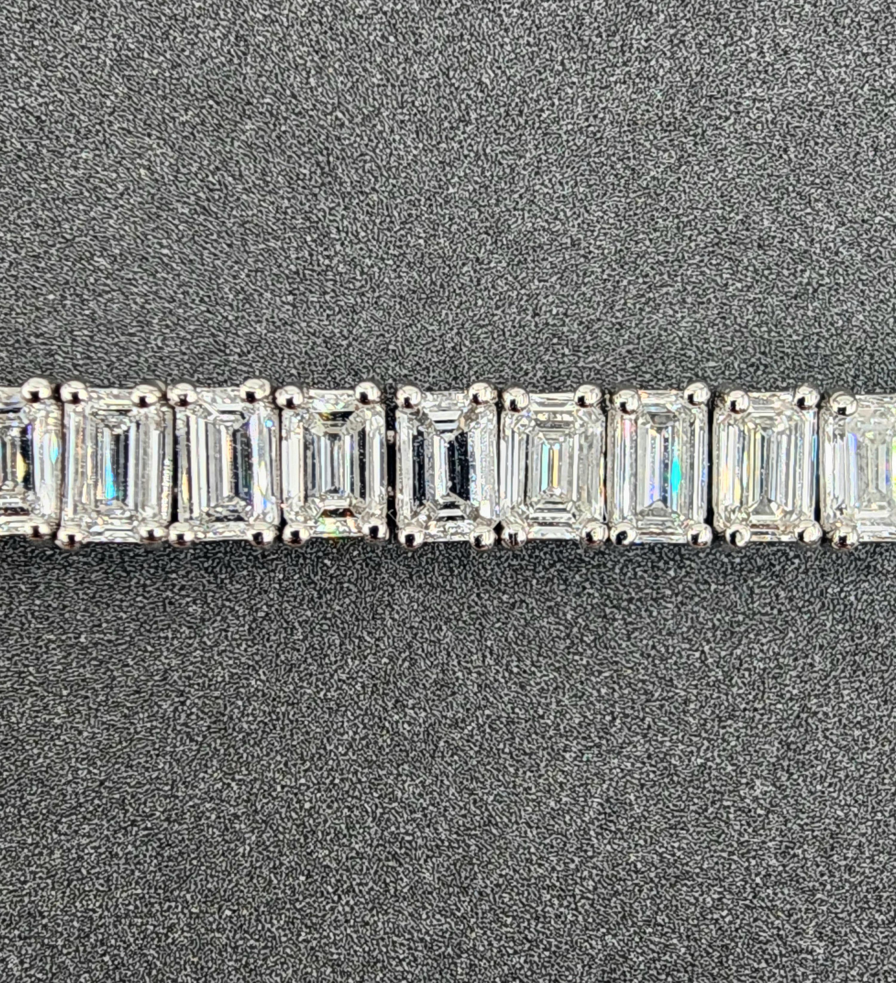 15.77 Karat Diamant-Tennisarmband mit Smaragdschliff im Angebot 1