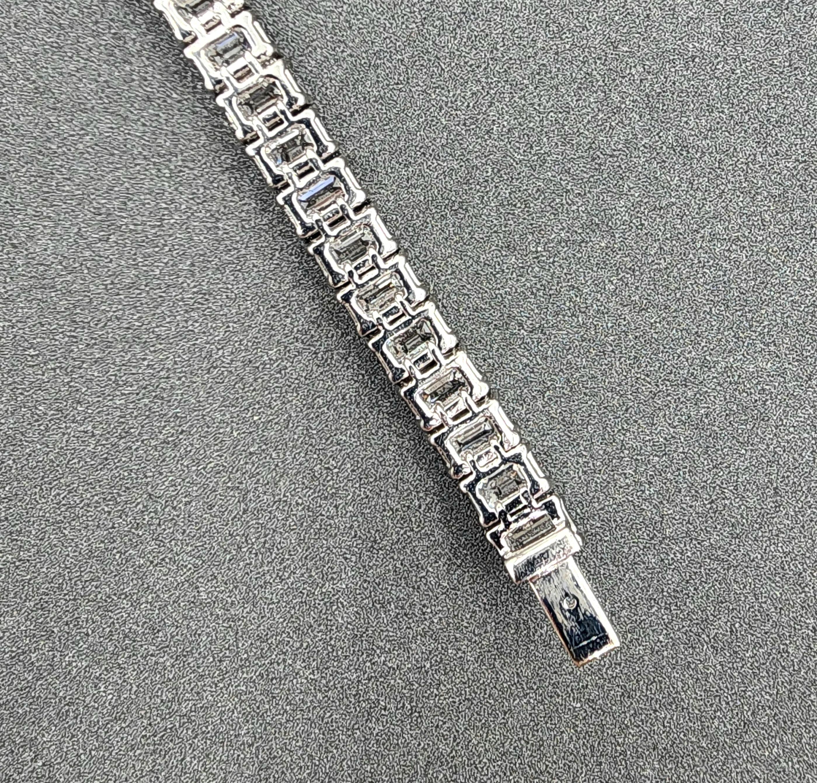 15.77 Karat Diamant-Tennisarmband mit Smaragdschliff im Angebot 3