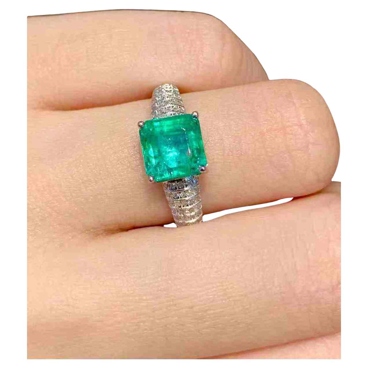 1.57ct Emerald 
0.23ct White Diamond Ring in Platinum For Sale
