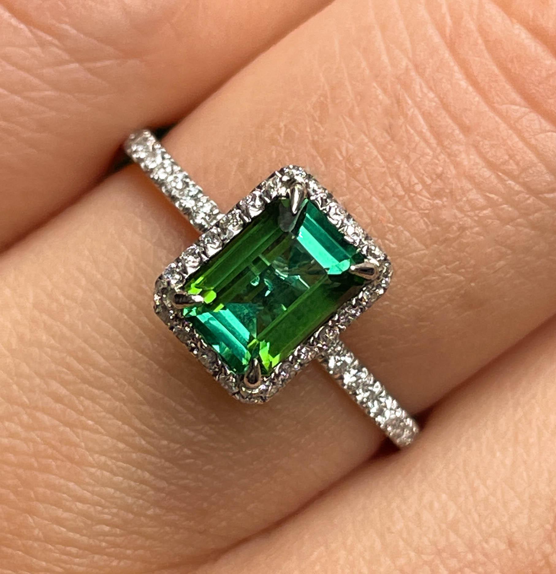 Eine schöne und elegante Estate Grüner Turmalin und Diamant-Ring mit 1,02ct natürlichen Schritt geschnitten Grüner Turmalin Center Stein.
Es ist in Micro Pave ausgeschnitten Halo Fassung in Platin (getestet), die Top's Umriss Messung ist 8,74 mm x