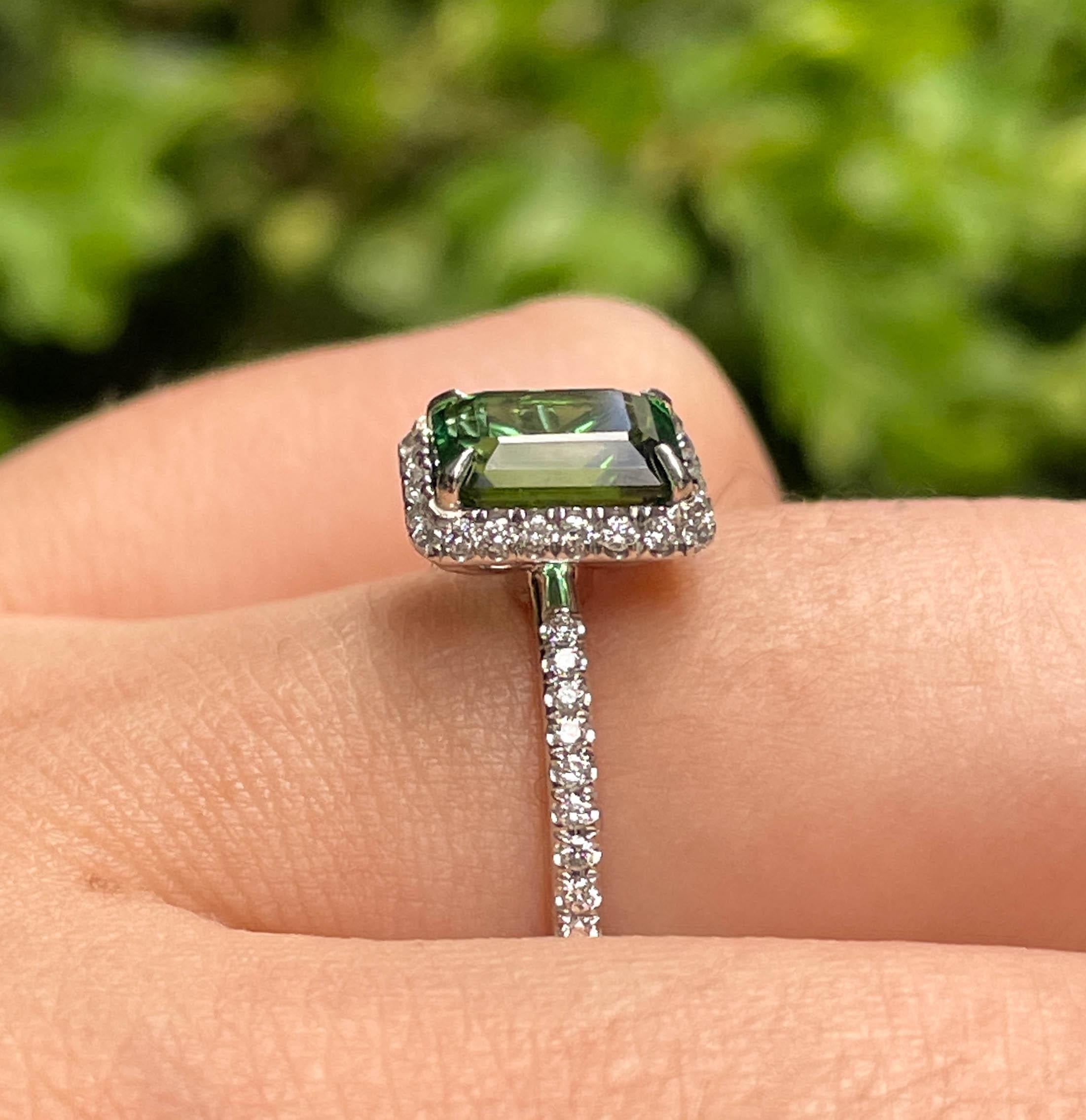 1.57ct Estate Vintage Green Tourmaline Diamond Engagement Wedding Ring Platinum  In Good Condition For Sale In New York, NY