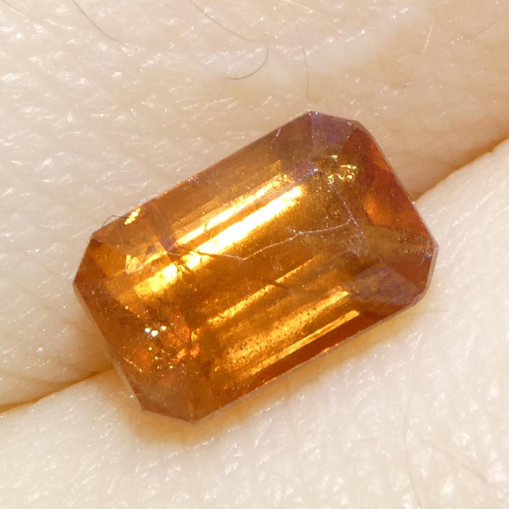 Achteckiger 1,57 Karat orangefarbener Saphir im Smaragdschliff aus Tansania, unerhitzt im Angebot 2