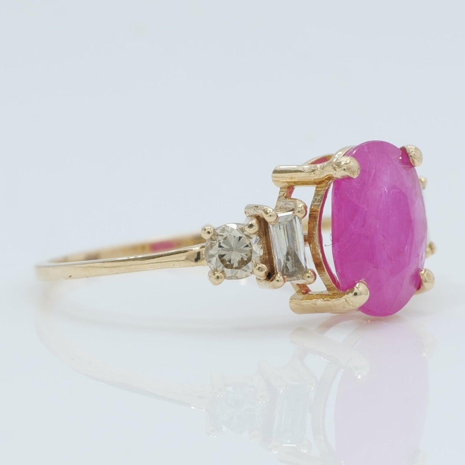 Ovaler Rubinring mit 1,57 ct. und ausgefallenen natürlichen Diamanten aus 14 K massivem Gold (zertifiziert) (Ovalschliff) im Angebot