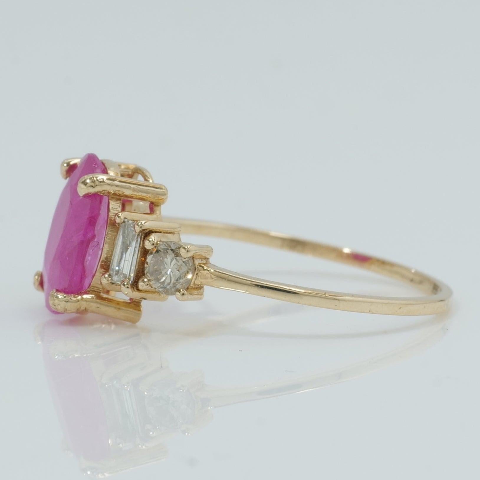 Ovaler Rubinring mit 1,57 ct. und ausgefallenen natürlichen Diamanten aus 14 K massivem Gold (zertifiziert) im Zustand „Neu“ im Angebot in New Delhi, DL