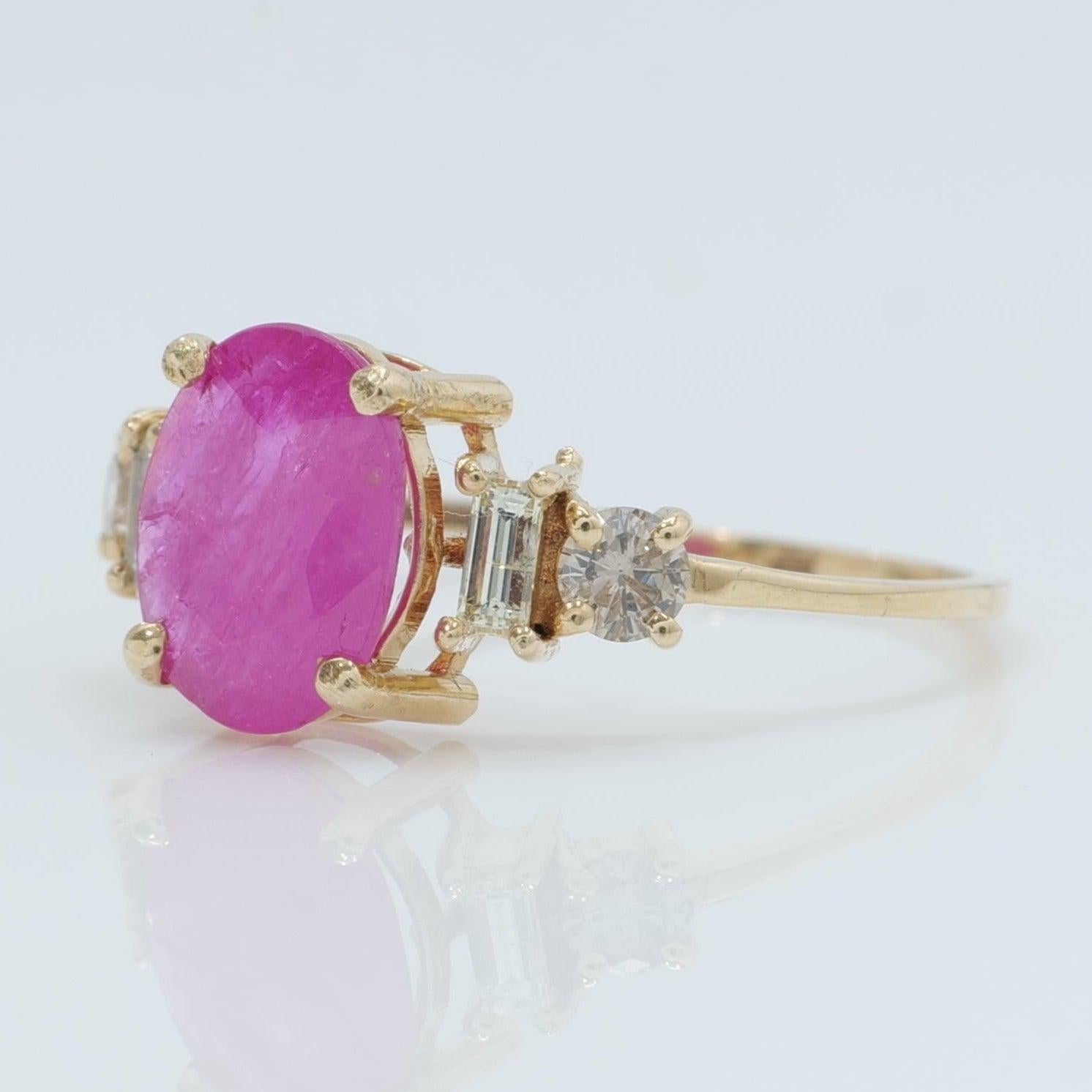 Ovaler Rubinring mit 1,57 ct. und ausgefallenen natürlichen Diamanten aus 14 K massivem Gold (zertifiziert) Damen im Angebot