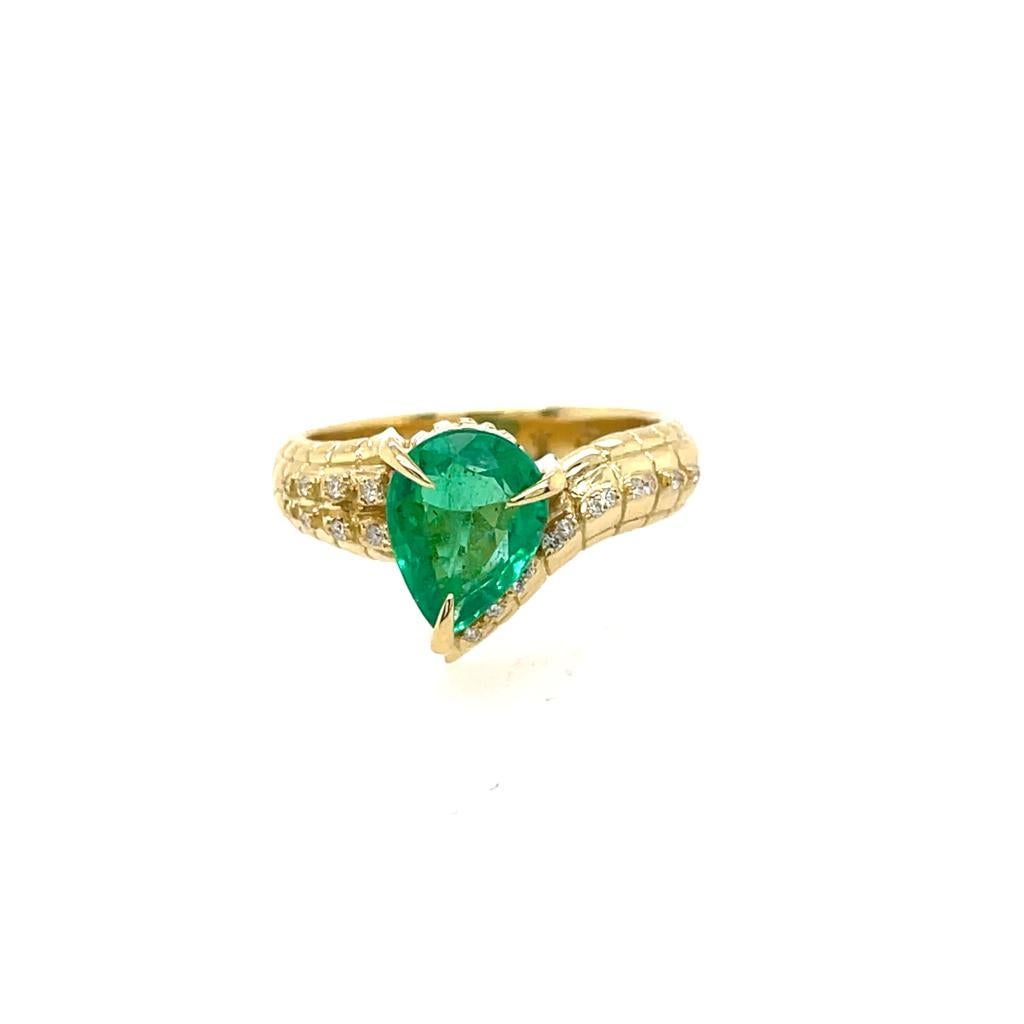 1.57ct Pear cut Emerald and diamond ring OHLIGUER CROC Dragon in 18k In New Condition For Sale In Brisbane, AU