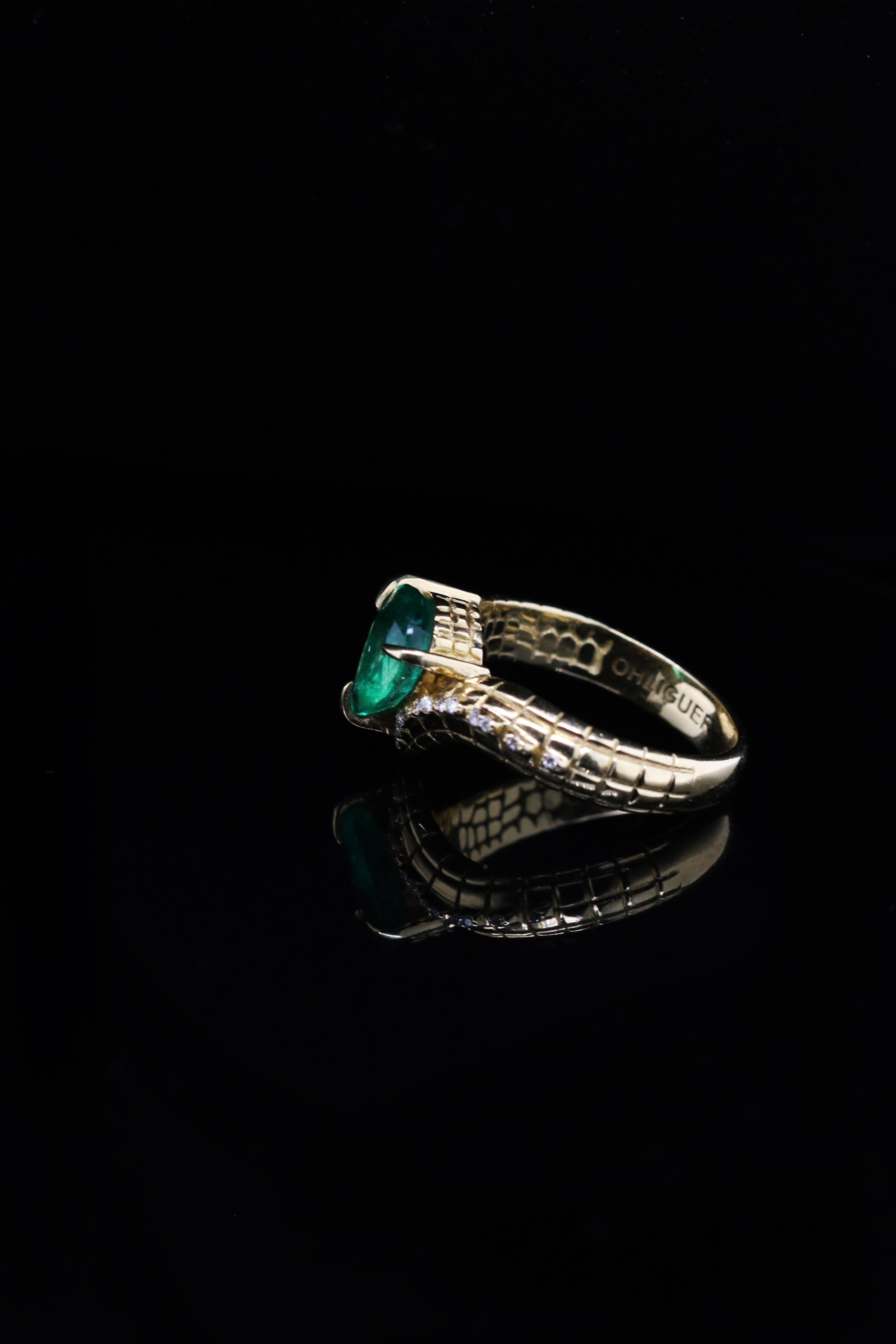 Artisan 2ct Pear cut Emerald Croc Tail ring and diamond ring n 18k Yellow Gold For Sale