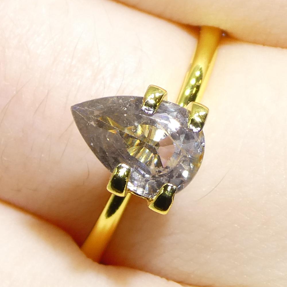 Descrizione:

Tipo di gemma: Zaffiro 
Numero di pietre: 1
Peso: 1,57 carati
Misure: 8,71 x 5,95 x 3,81 mm
Forma: A pera
Stile di taglio Corona: Taglio brillante
Padiglione Stile di Taglio: Taglio a gradini 
Trasparenza: Trasparente
Chiarezza: