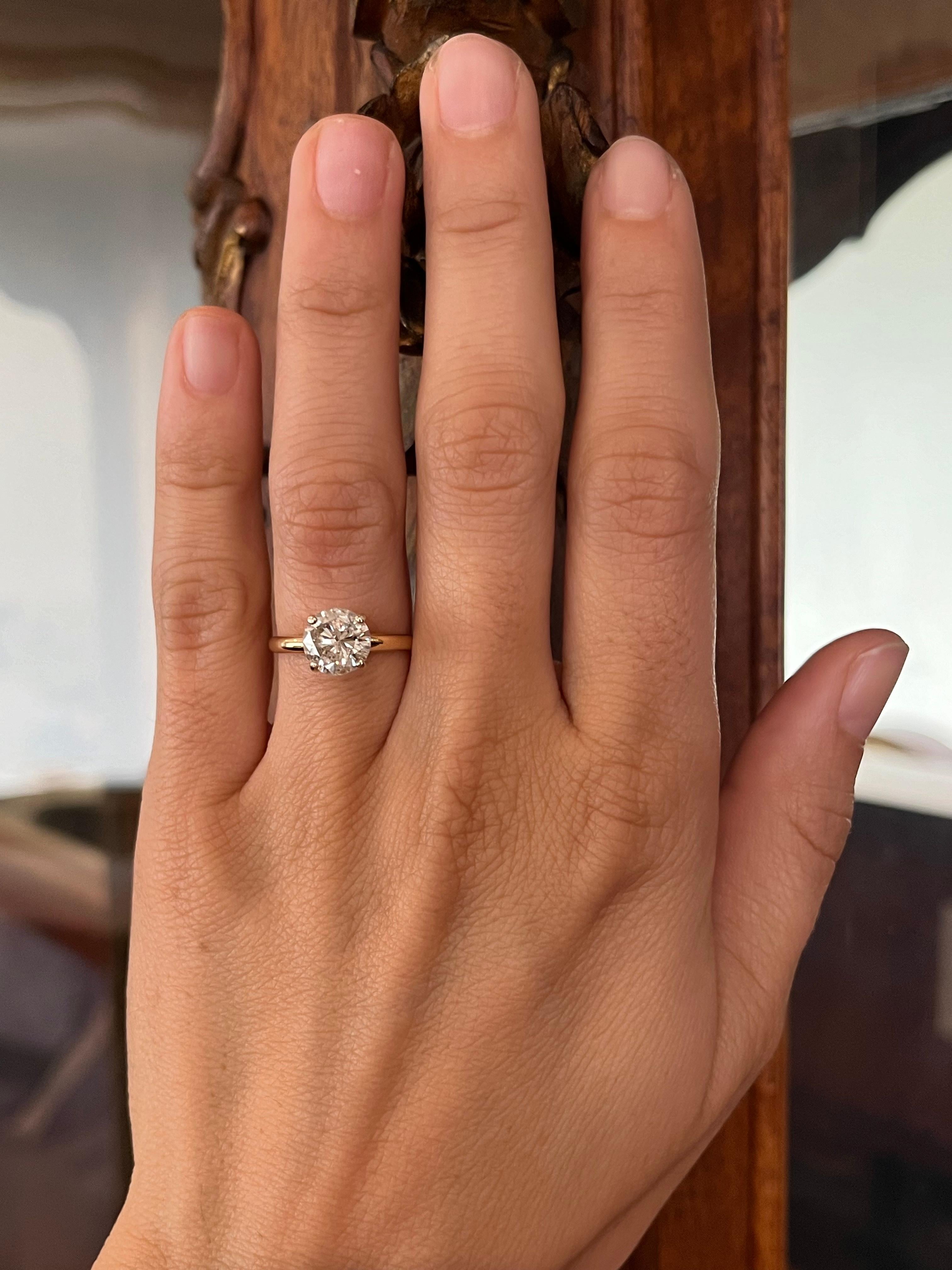 Un classique audacieux. Cette bague de fiançailles solitaire de style estate renferme un diamant rond de taille brillant de 1,57ct dans une monture minimale en or jaune 14K. Sa taille généreuse et son style intemporel en font une déclaration