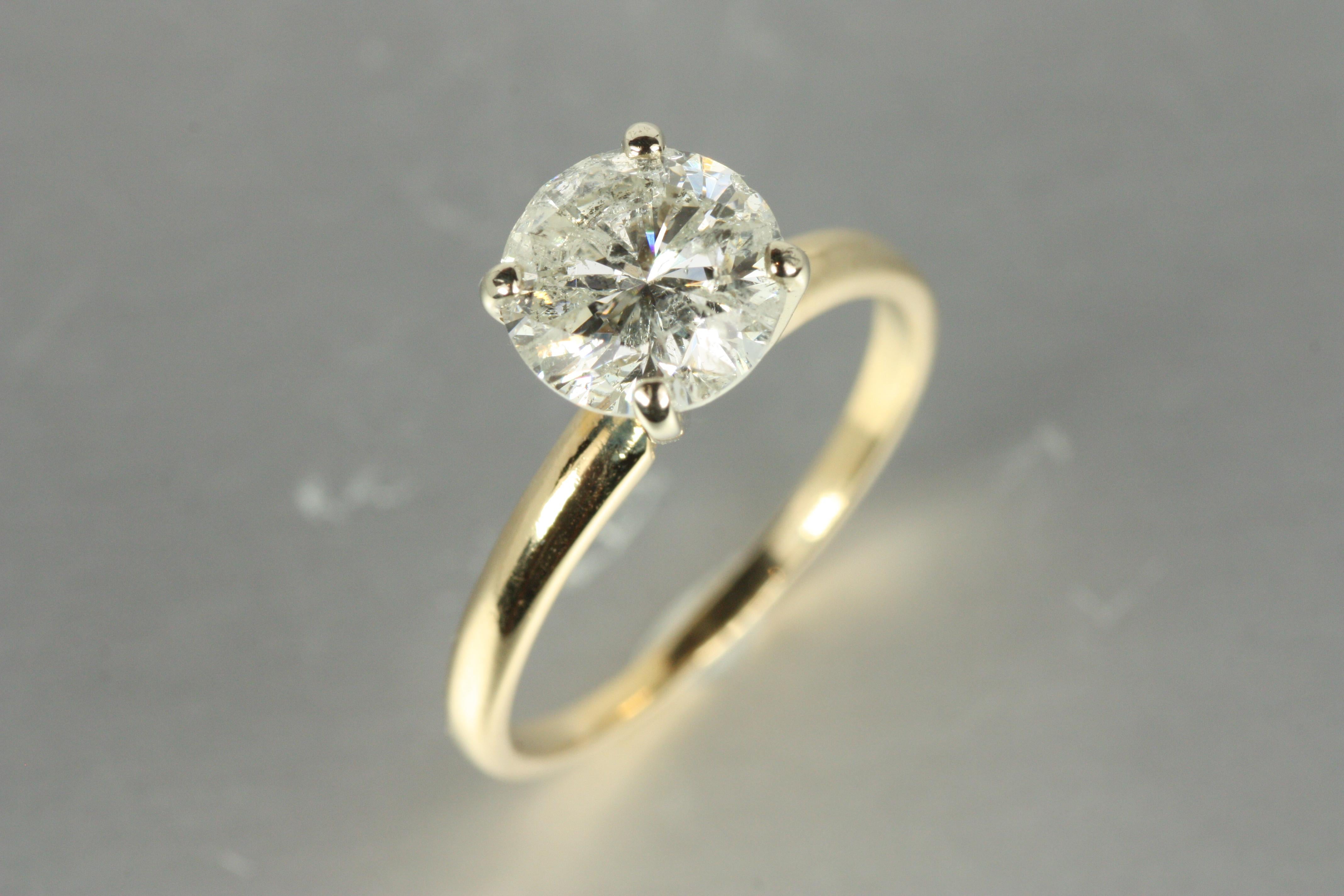 Taille ronde Bague de fiançailles solitaire en or jaune 14 carats avec diamant rond de 1,57 carat en vente