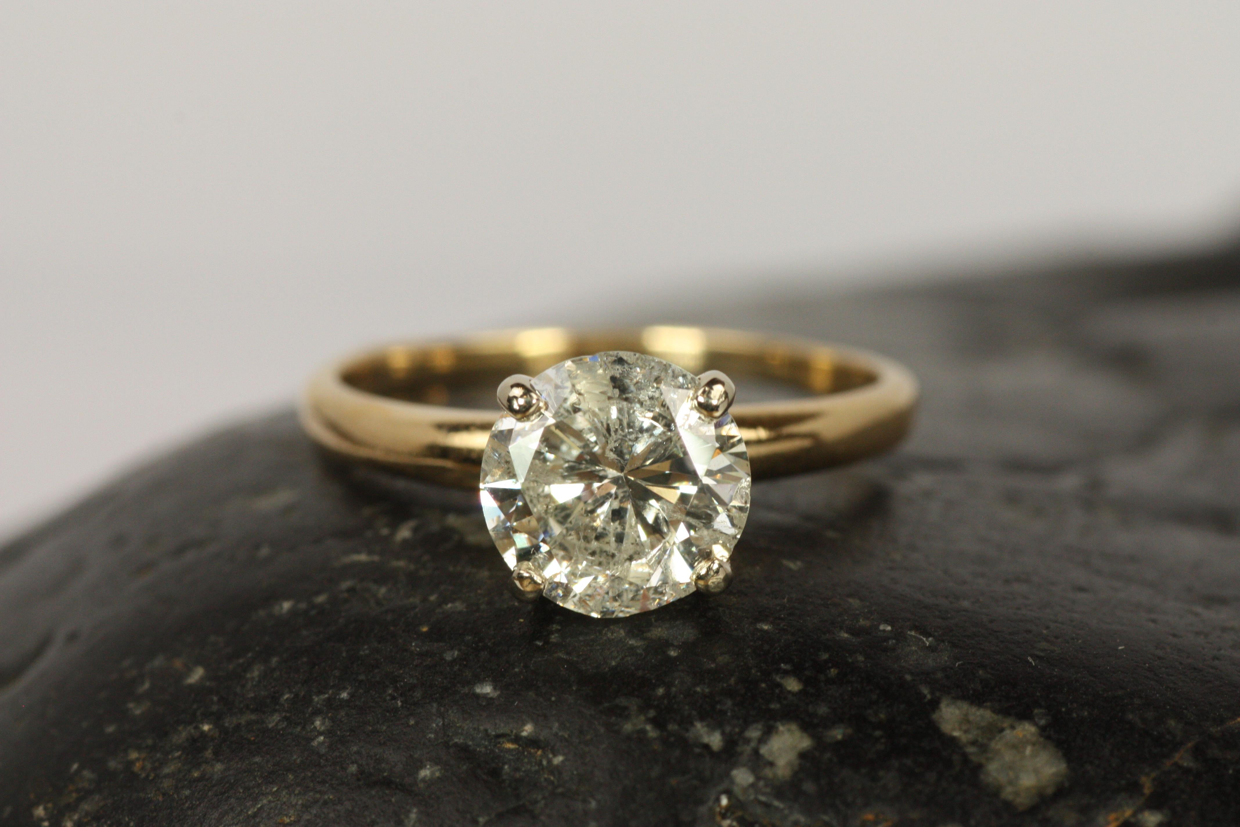 Taille ronde Bague de fiançailles solitaire en or jaune 14 carats avec diamant rond de 1,57 carat en vente