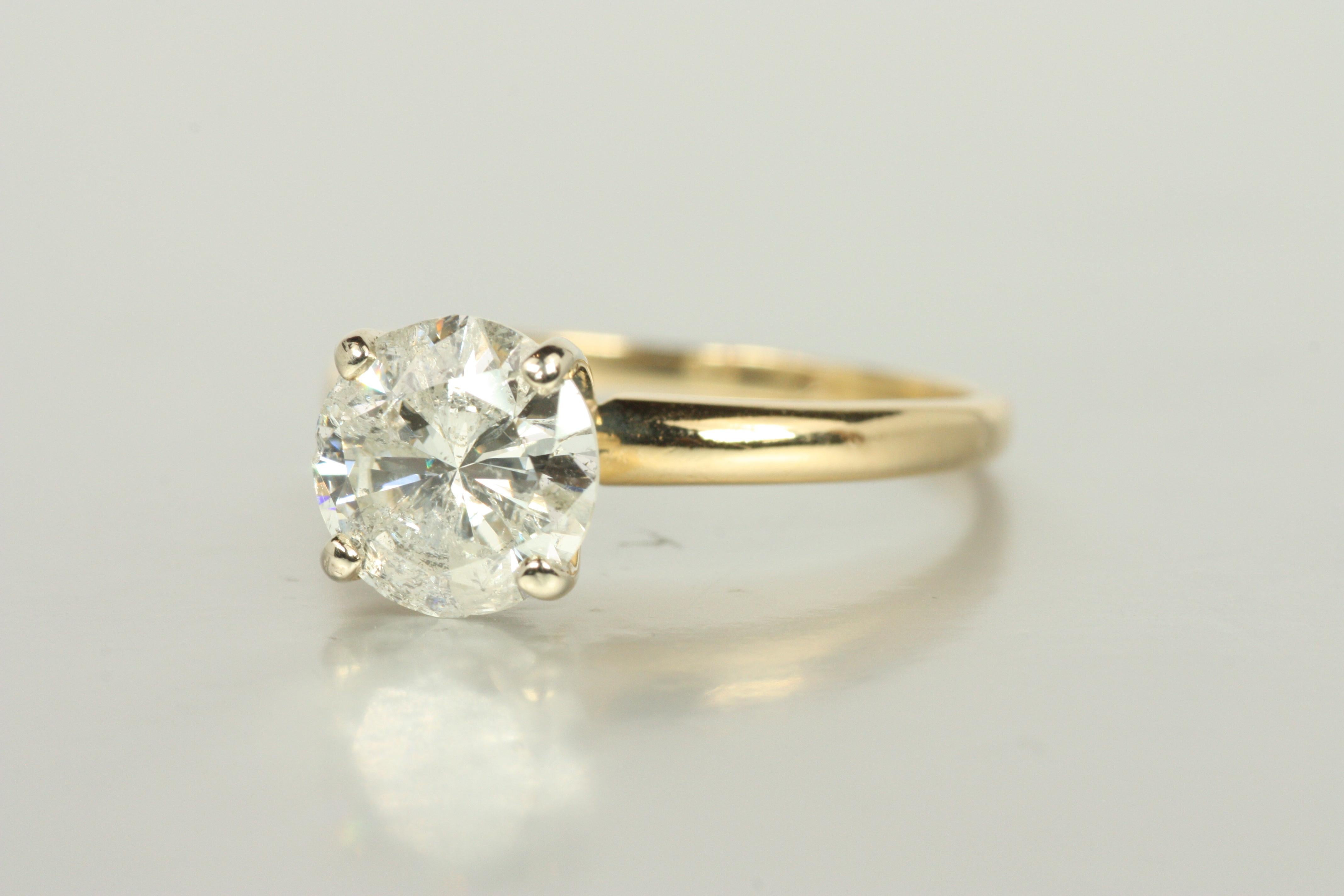 Bague de fiançailles solitaire en or jaune 14 carats avec diamant rond de 1,57 carat Bon état - En vente à Santa Monica, CA