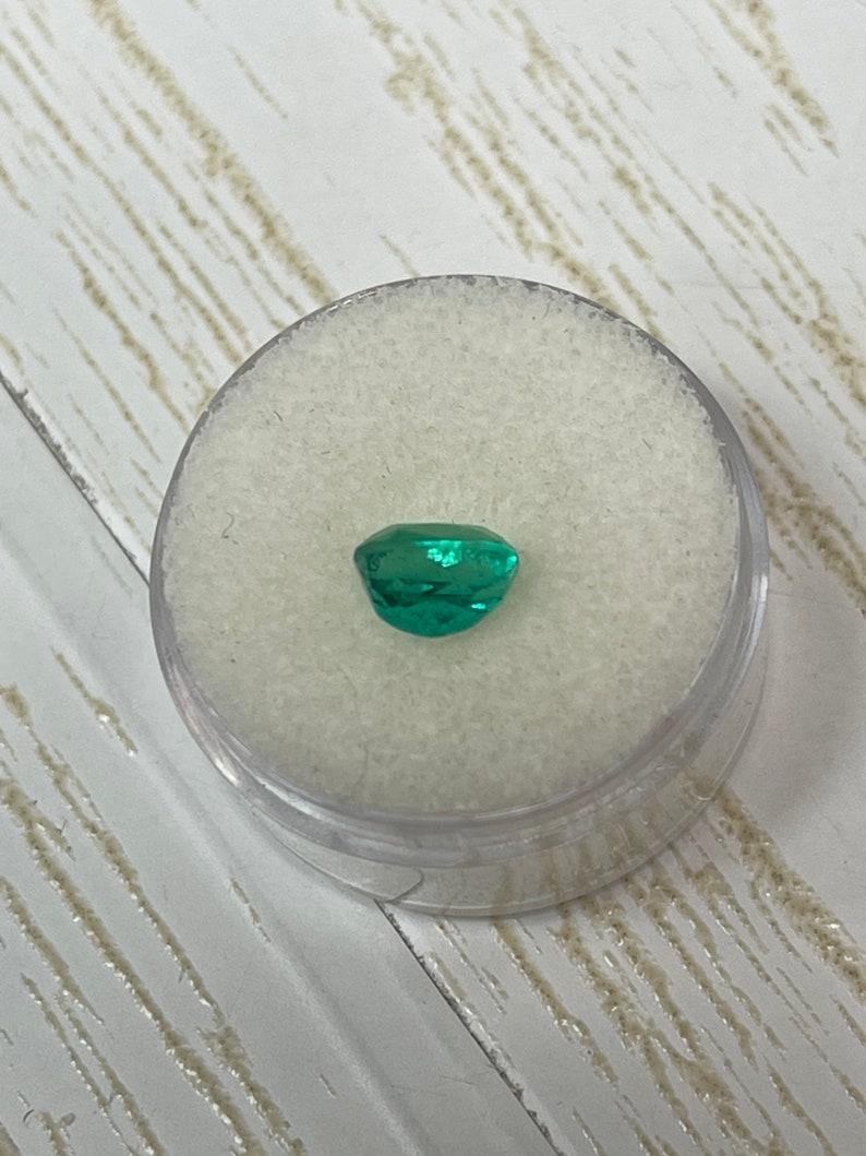 Donna 1,58 Carati 8x6 Smeraldo colombiano verde bluastro - Gemma allungata con taglio a cuscino in vendita