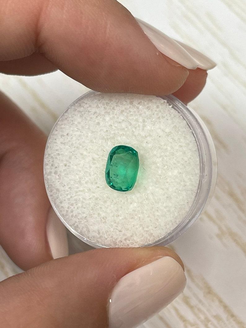 Taglio cuscino 1,58 Carati 8x6 Smeraldo colombiano verde bluastro - Gemma allungata con taglio a cuscino in vendita