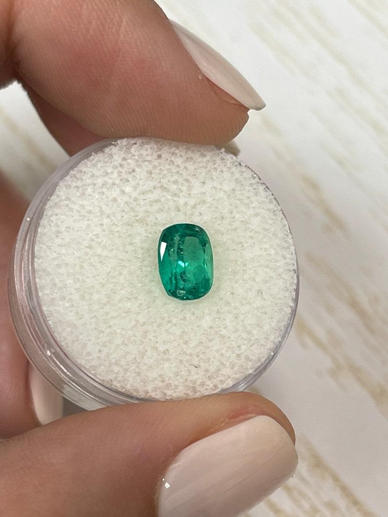 Moderno 1,58 Carati 8x6 Smeraldo colombiano verde bluastro - Gemma allungata con taglio a cuscino in vendita