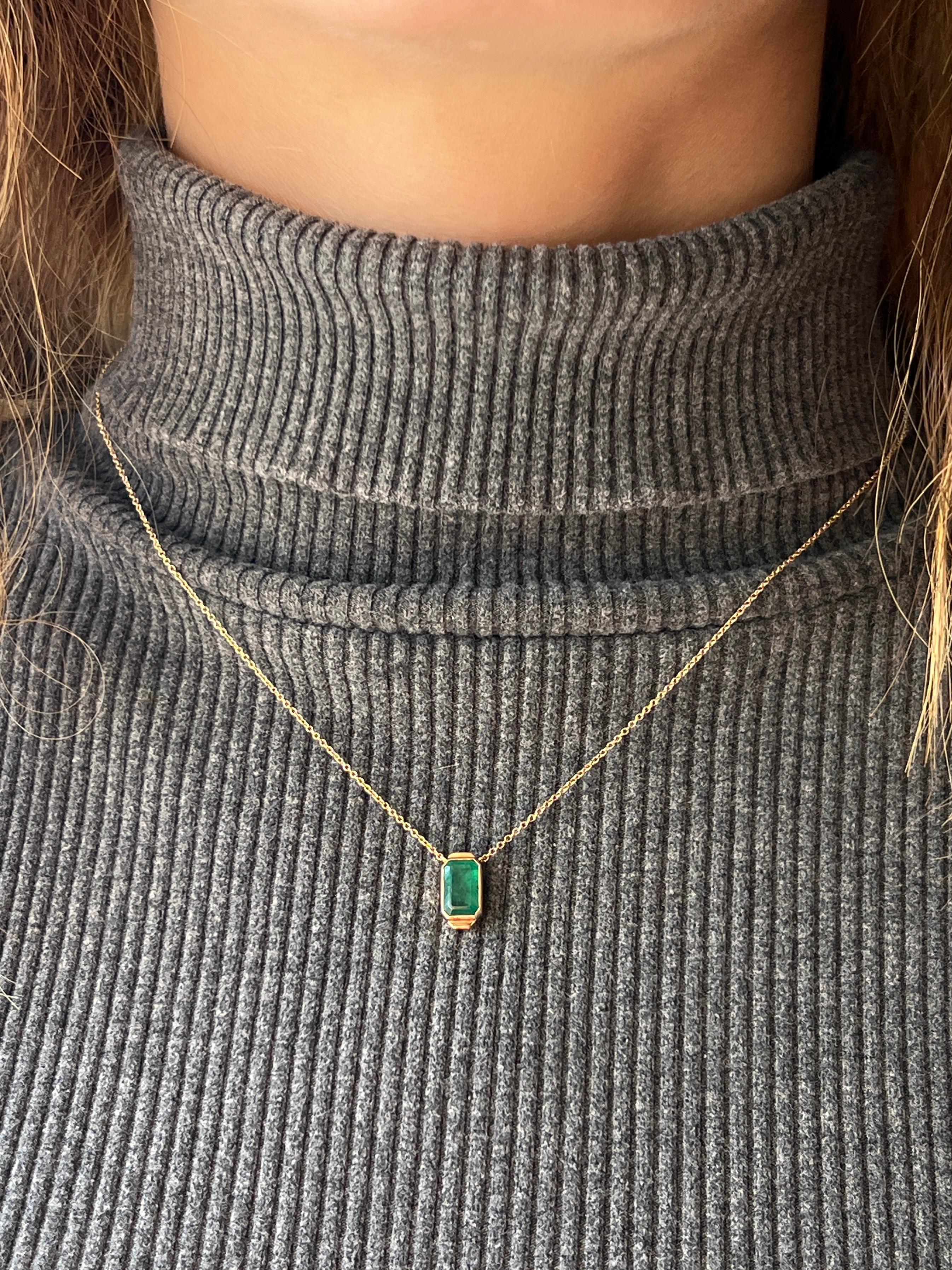 Collier pendentif en or jaune 14k avec émeraude de 1,58 carat Art Deco Bon état - En vente à Towson, MD