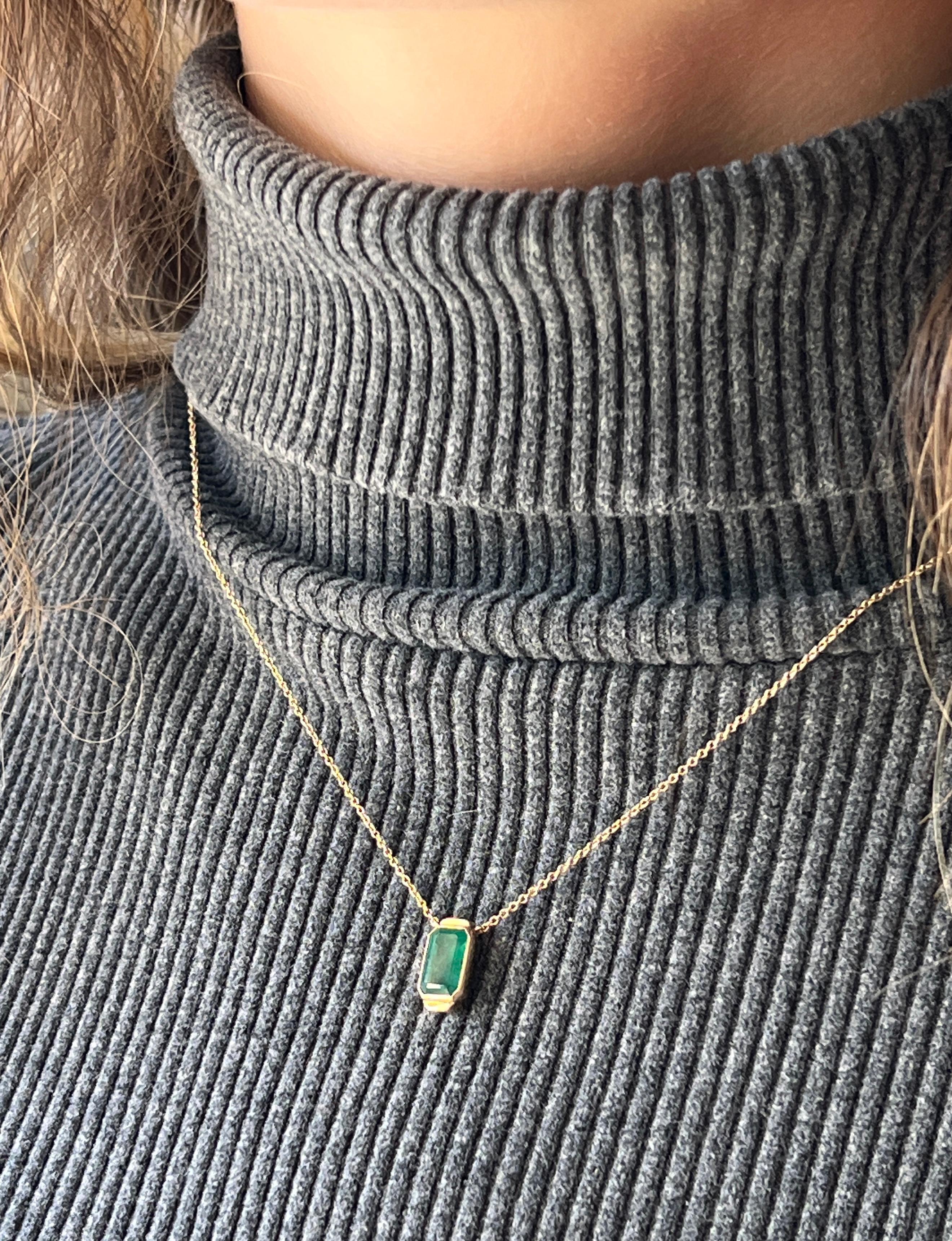 Collier pendentif en or jaune 14k avec émeraude de 1,58 carat Art Deco Unisexe en vente