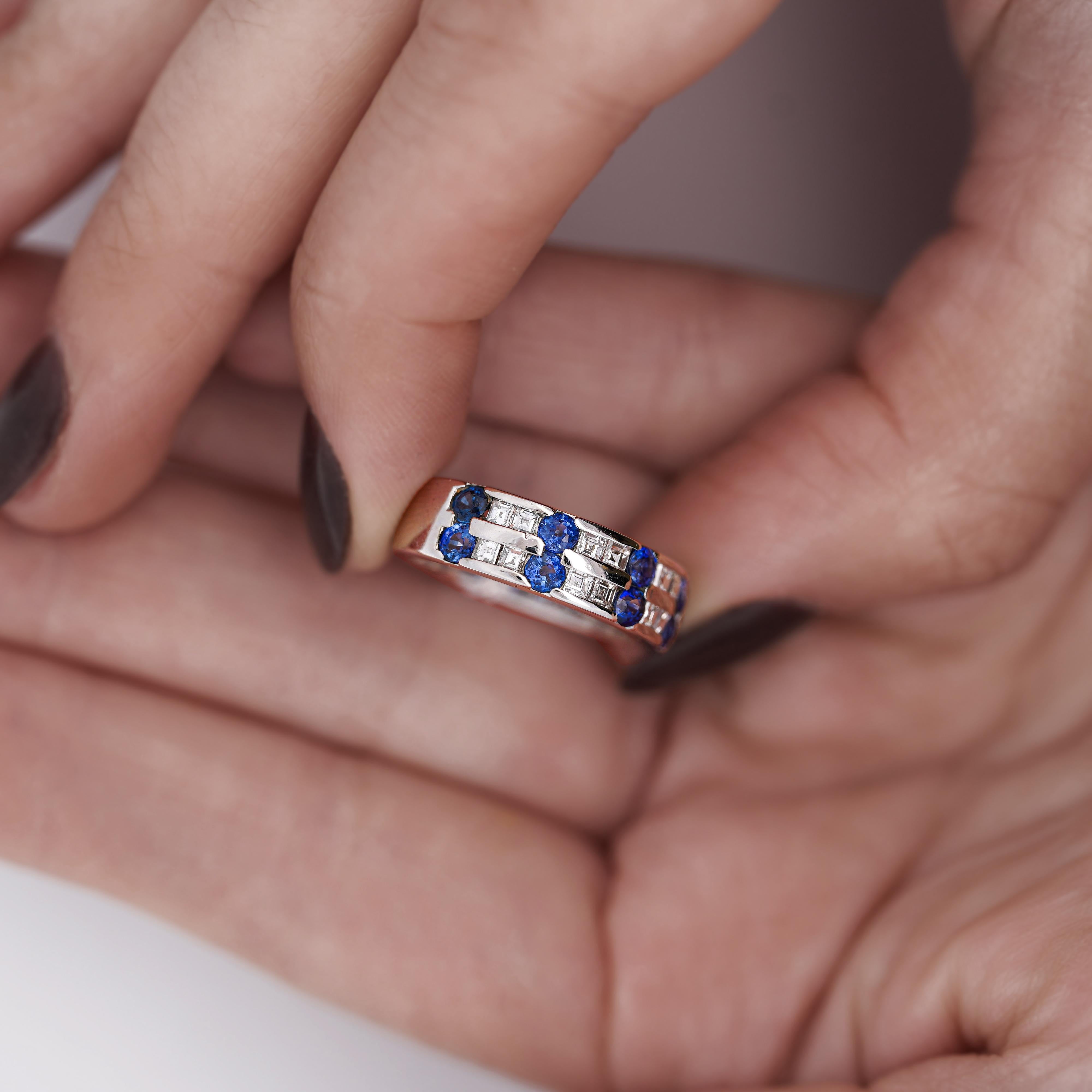 1.58 Carat Blue Round Sapphire & Baguette Diamond Platinum 6MM Band Ring For Sale 2