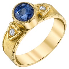Anneau gravé à la main en or jaune 18 carats avec saphir bleu 1,58 carat et diamants